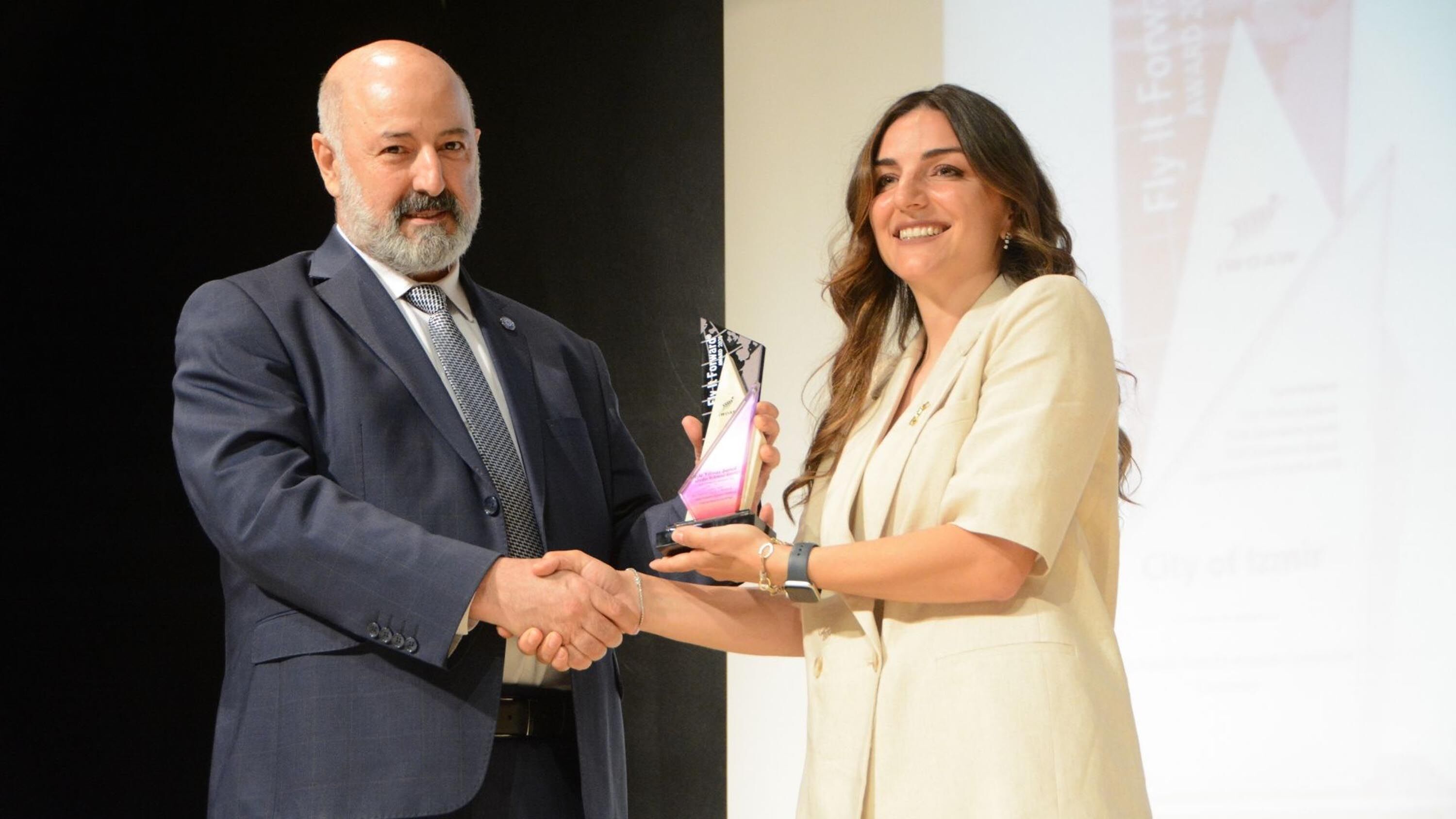 İzmir’e “Kadına Duyarlı Havacılık Toplumu” Ödülü! Ege Üniversitesi’nde Uluslararası Havacılık Zirvesi Herçekleştirildi (2)