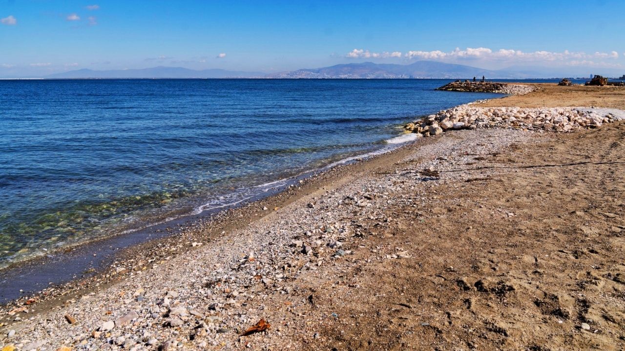 İzmir'e Sadece Yarım Saat Uzaklıkta! Hem Ücretsiz Hem De Kum Deniz Serinlemek Isteyenlerin Yeni Rotası (1)