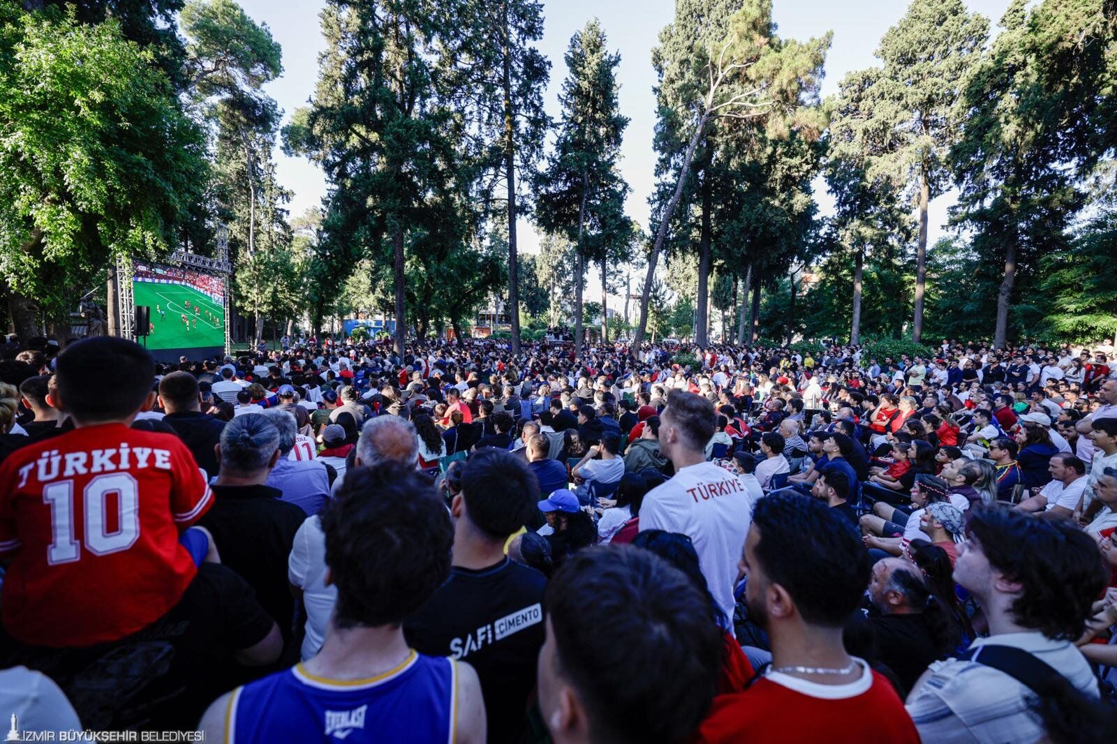 İzmir'in 4 Ilçesinde Dev Ekranlar Kuruldu Yüzlerce Kişi Birlikte Izledi (2)