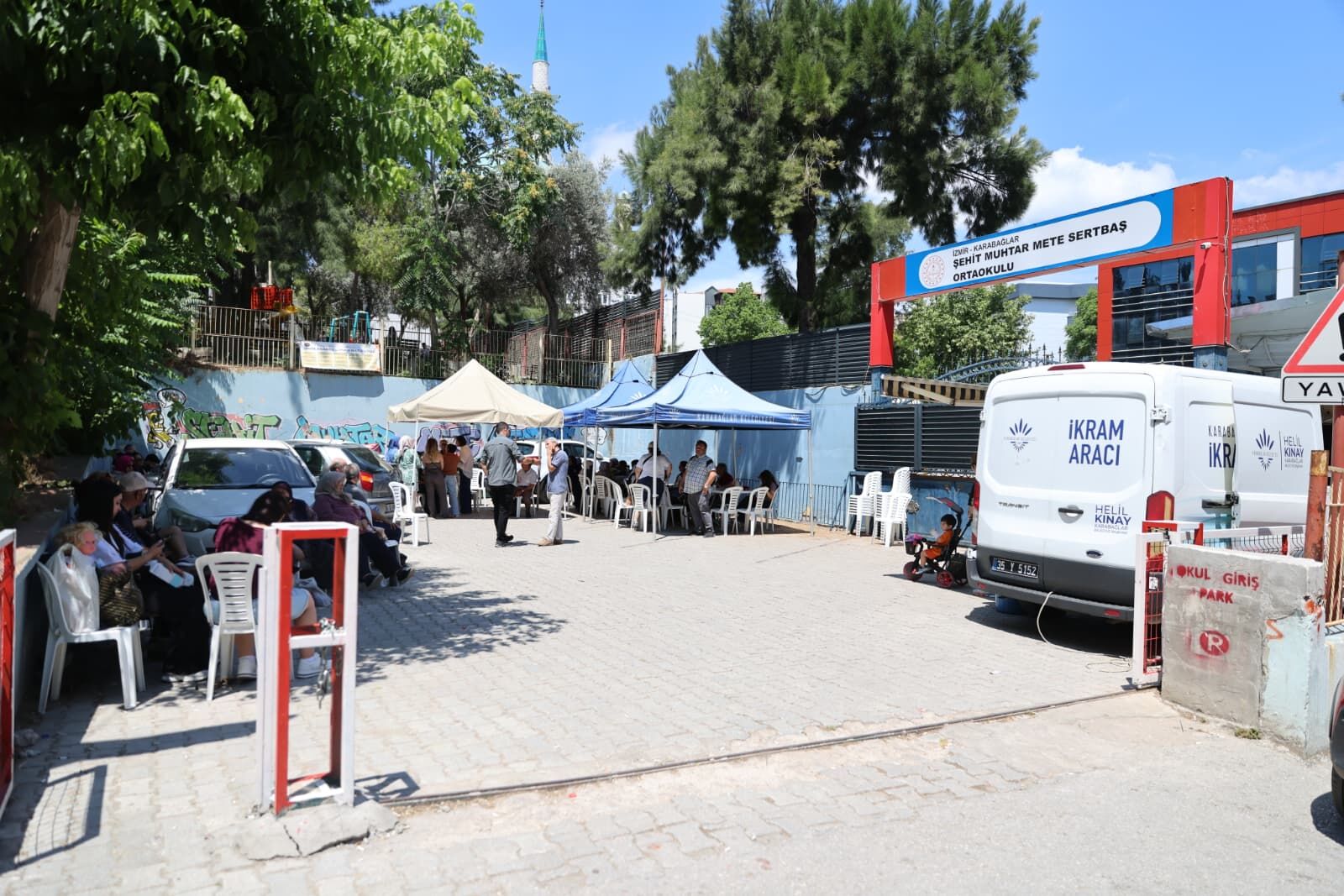 Karabağlar’da Yks Desteği Başkan Kınay Sınav Heyecanını Ailelerle Paylaştı (1)