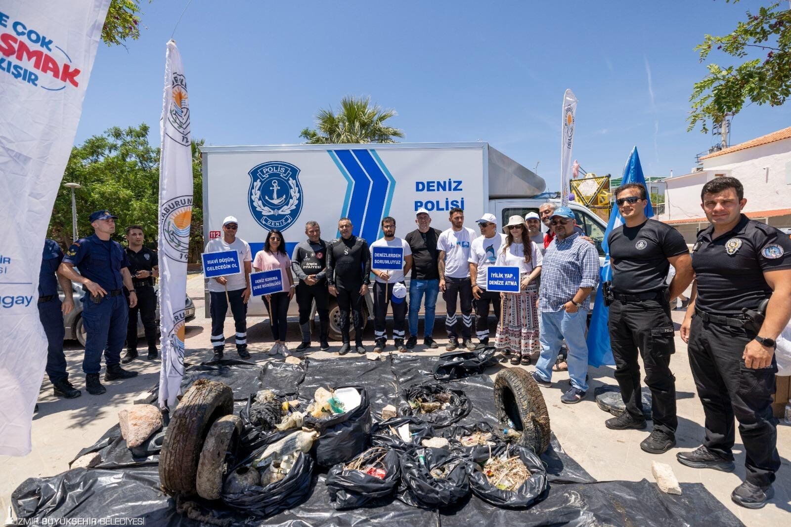 Karaburun'da Denizden Çıkanlar Şaşırttı Yüzlerce Kilo Atık Toplandı (1)