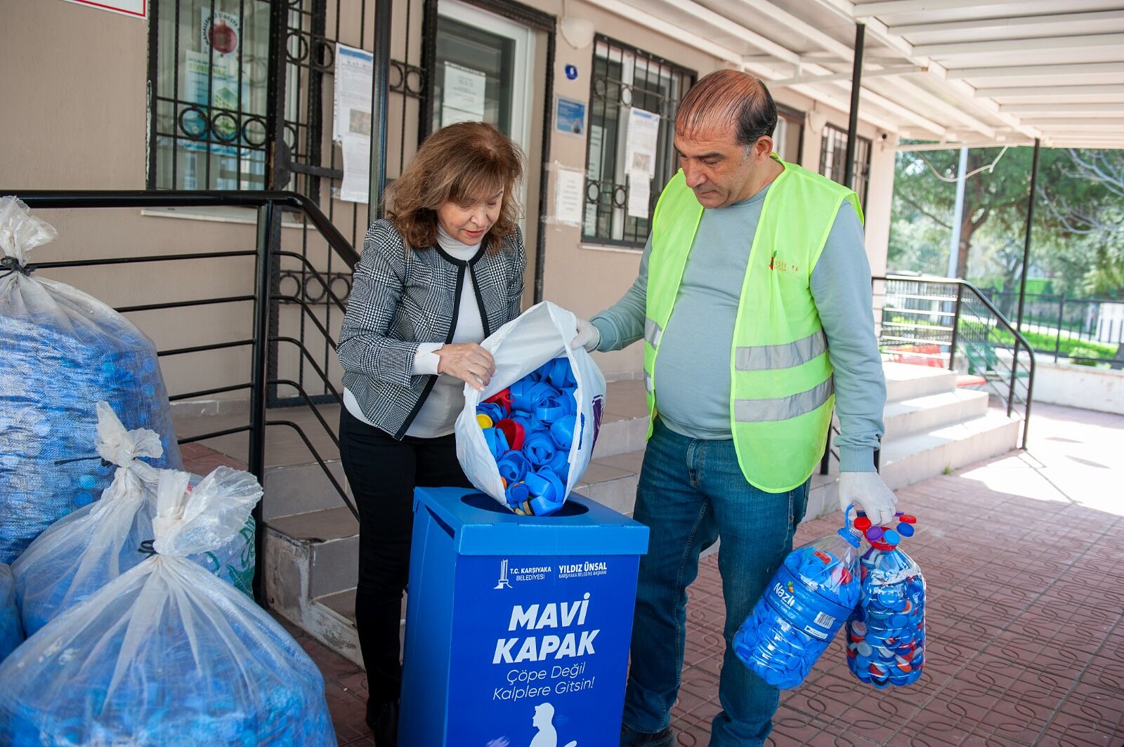 Karşıyaka’da 1 Ton Kapak Toplandı! Mavi Kapak Projesi Büyüyor 3. Sandalye Yolda (2)