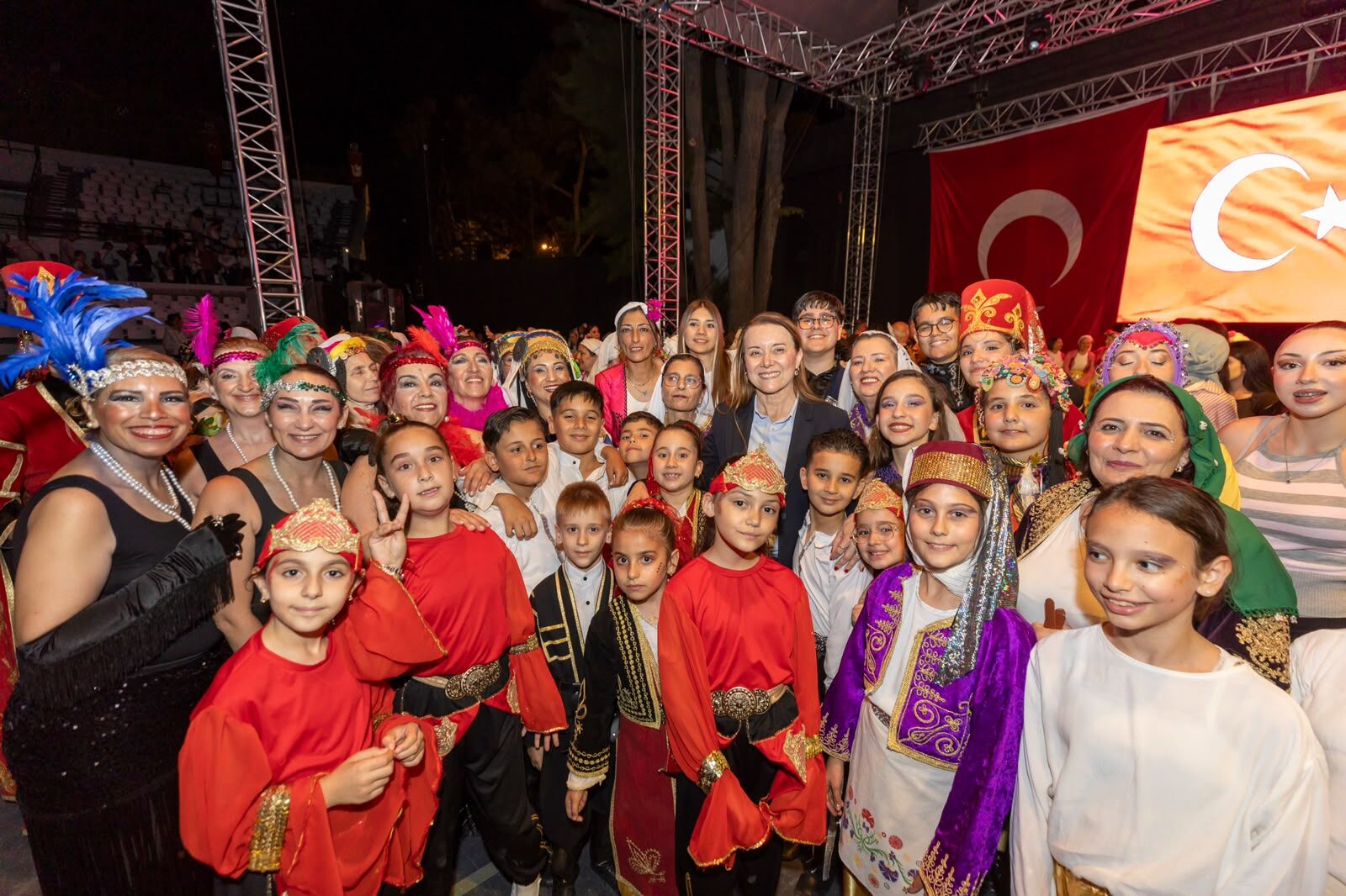 Konak’ta 400 Dansçı Aynı Sahnede Buluştu! Zeybekten Karadeniz’e Uzanan Gece Büyüledi (2)