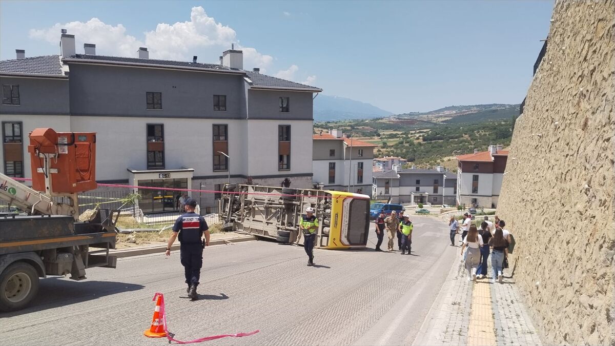 Kontrolden Çıkan Halk Otobüsü Devrildi! (2)