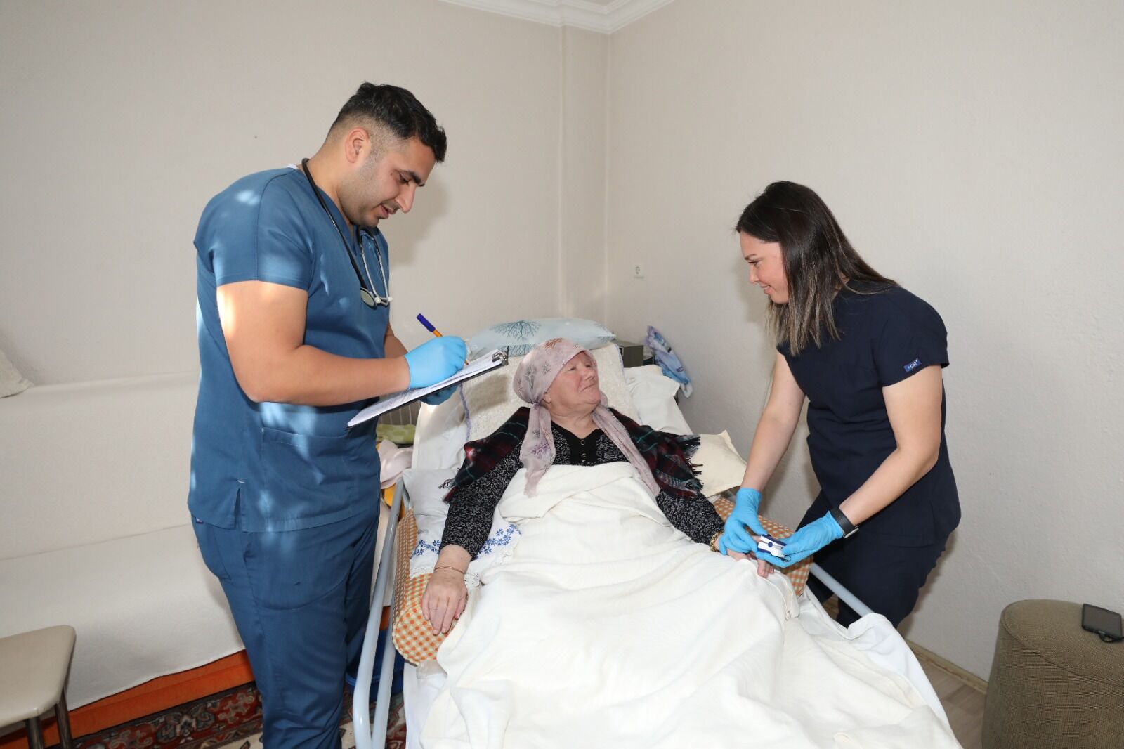 Menderes'te Binlerce Işlem Yapıldı! Evde Bakım Hizmeti Sürüyor (2)