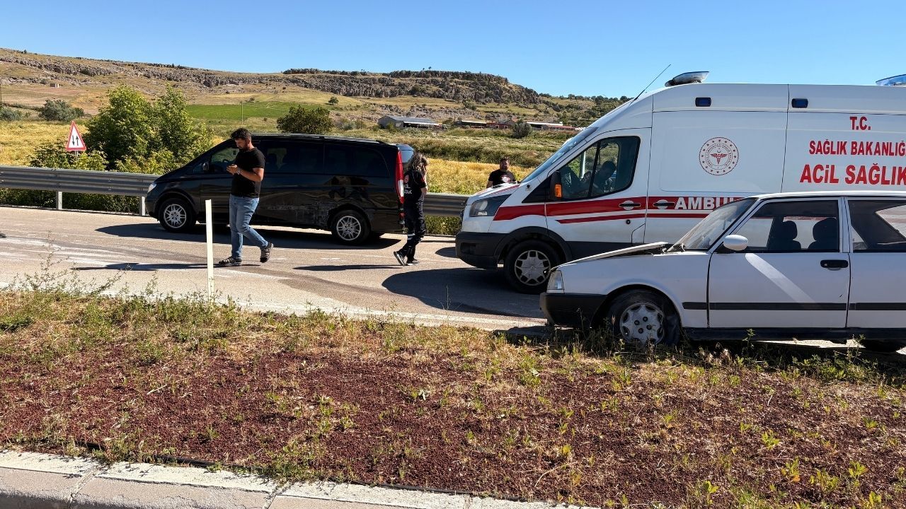 Otomobil Minibüse Arkadan Çarptı 8 Kişi Yaralandı (2)