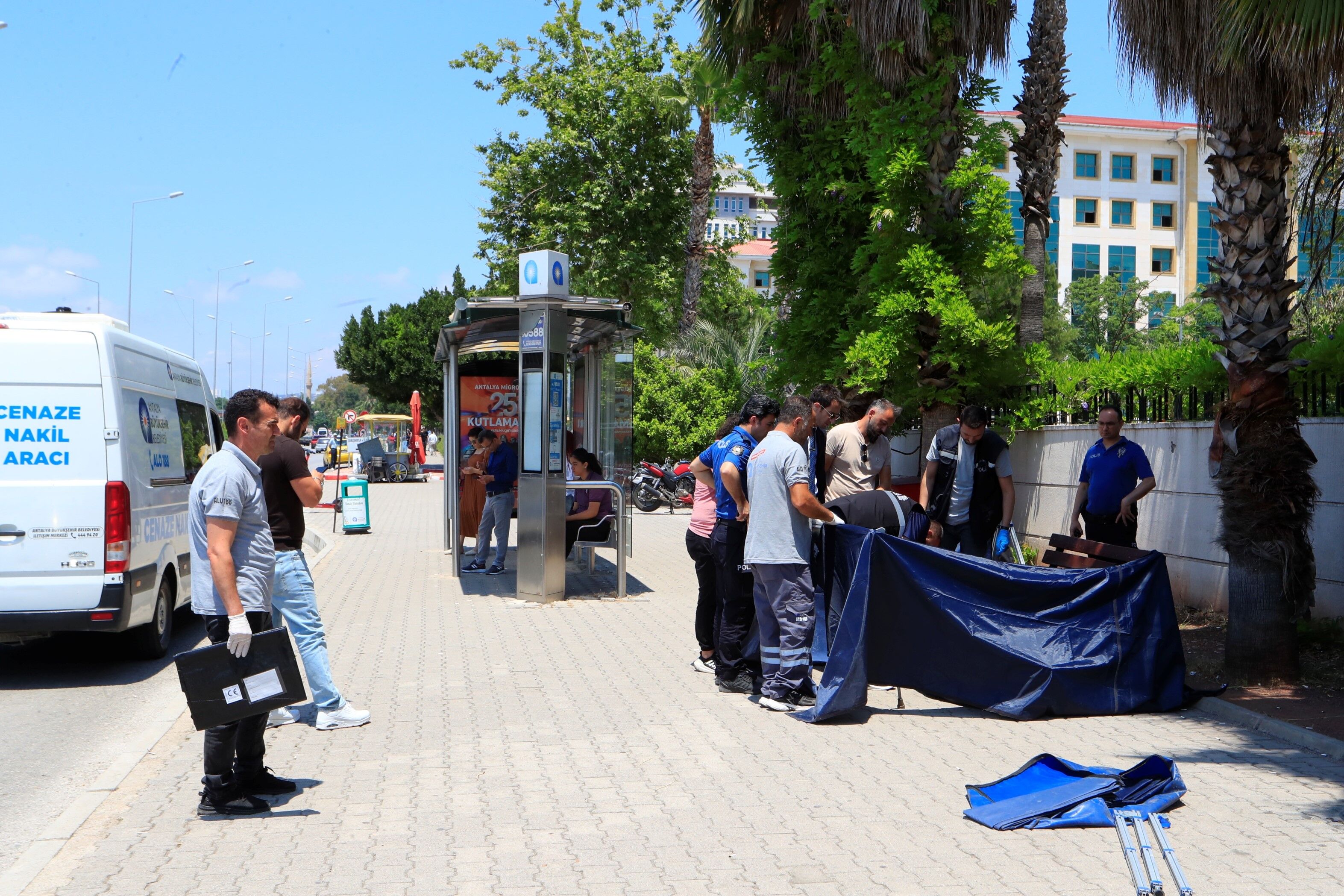 Sabah Adliyedeydi, Öğlen Bankta Ölü Bulundu (2)
