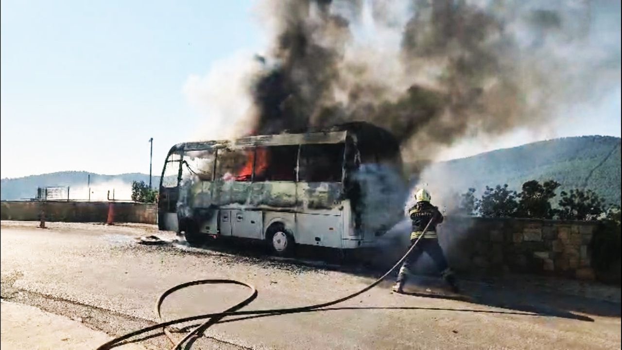 Seyir Halindeki Midibüs Alev Alev Yandı O Anlar Kameraya Yansıdı (1)