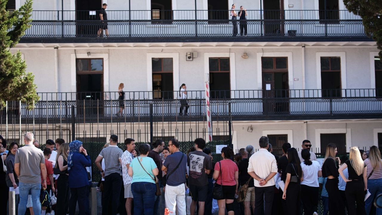 Sınav Merkezlerinde Yoğun Güvenlik Önlemi! İkinci Oturum Da Yapıldı (2)