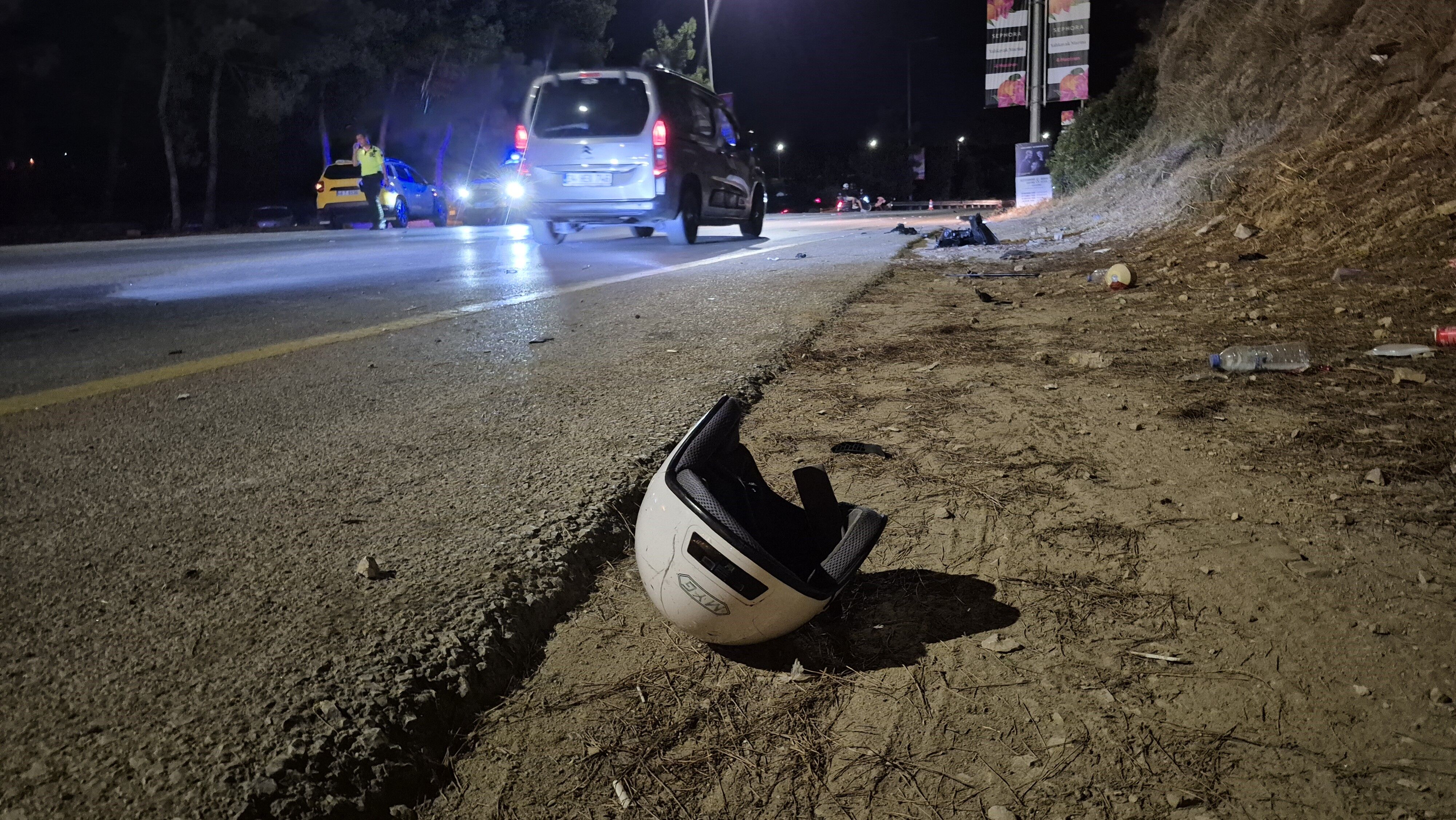 Taksi Önce Motosiklete Sonra Direğe Çarptı Feci Kazada 1 Kişi Hayatını Kaybetti (2)