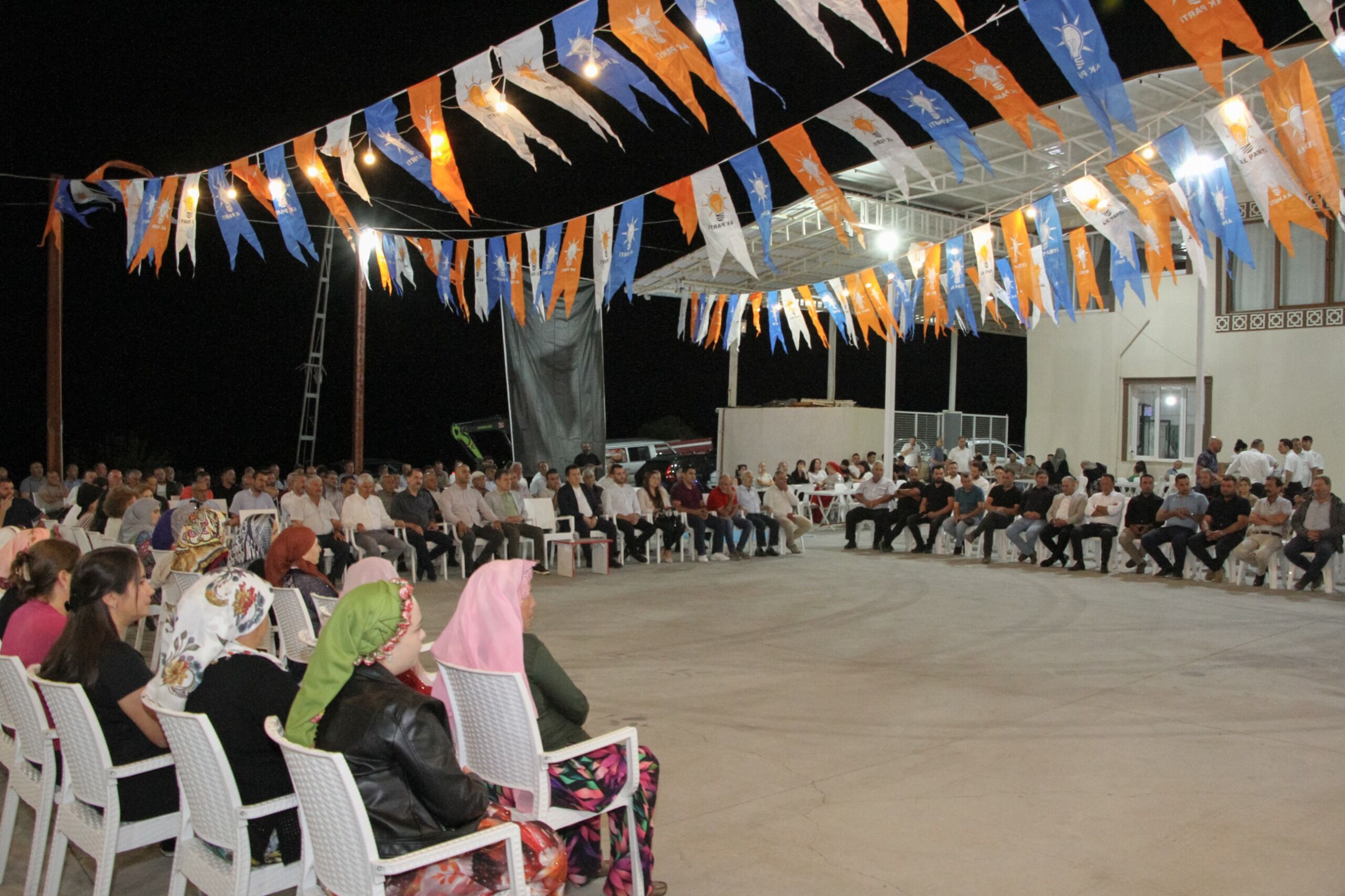 Tire'de Mahalle Buluşması! Ak Parti Teşkilatı Akmescit'te Vatandaşlarla Bir Araya Geldi (1)