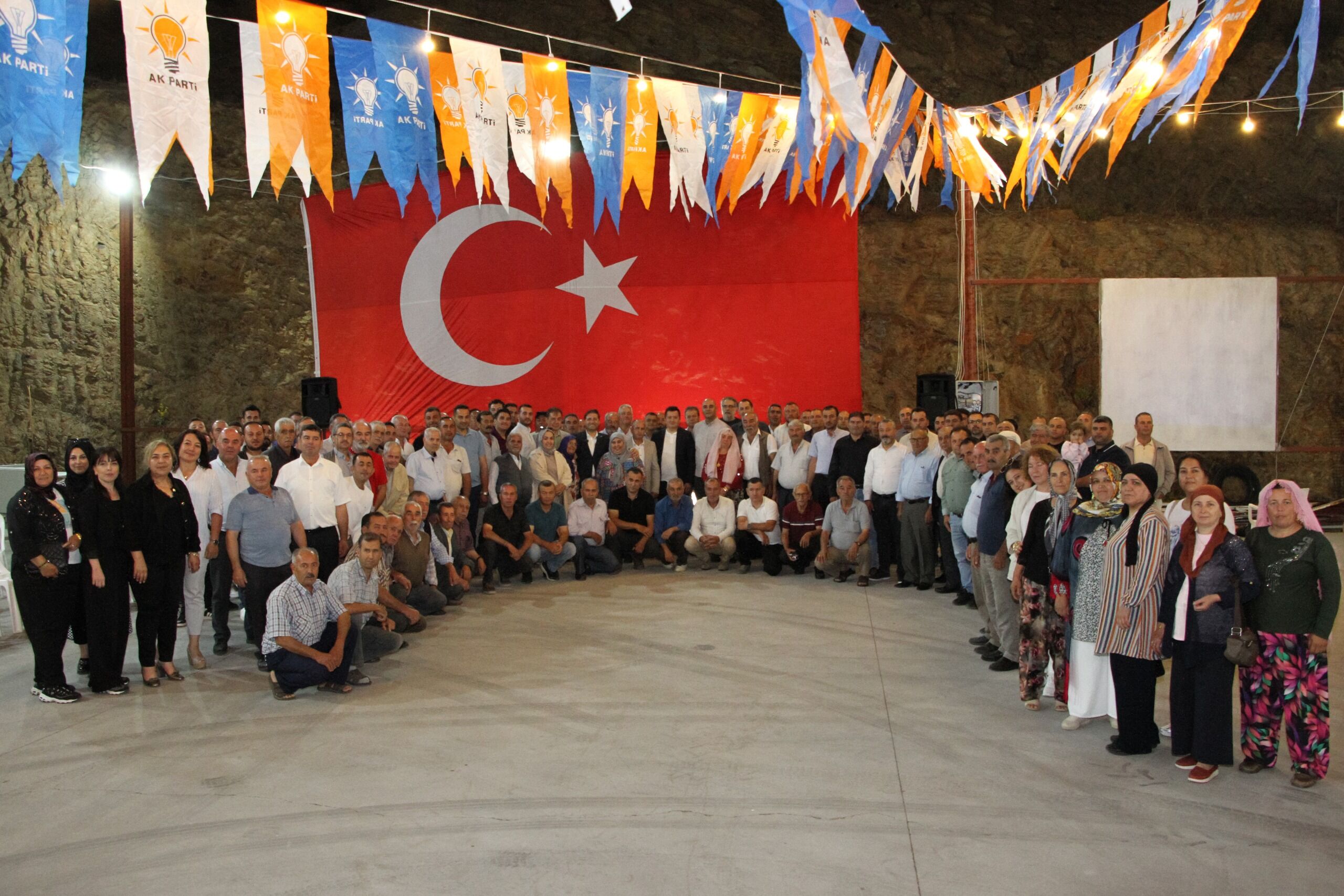 Tire'de Mahalle Buluşması! Ak Parti Teşkilatı Akmescit'te Vatandaşlarla Bir Araya Geldi (3)