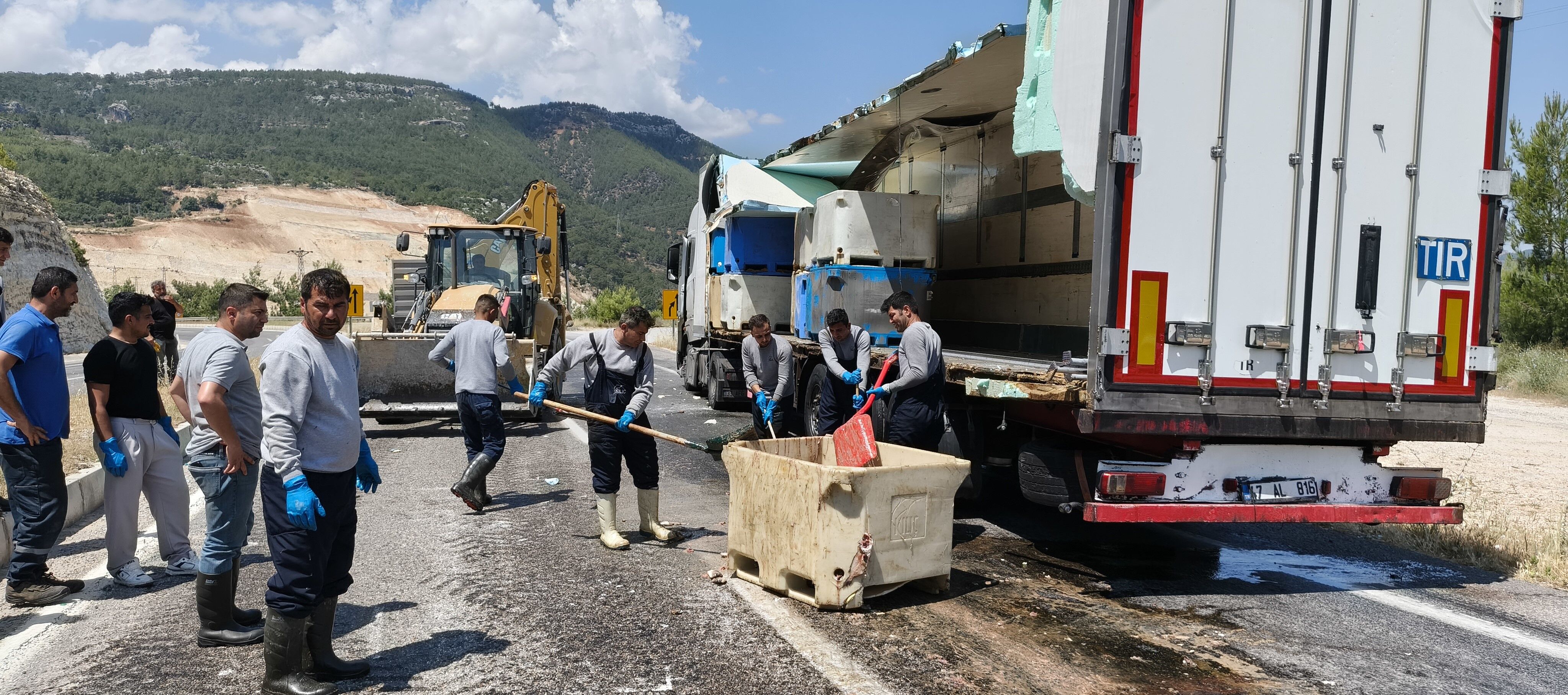 Tırın Dorsesi Patladı! 15 Tonluk Yük Yola Saçıldı (2)