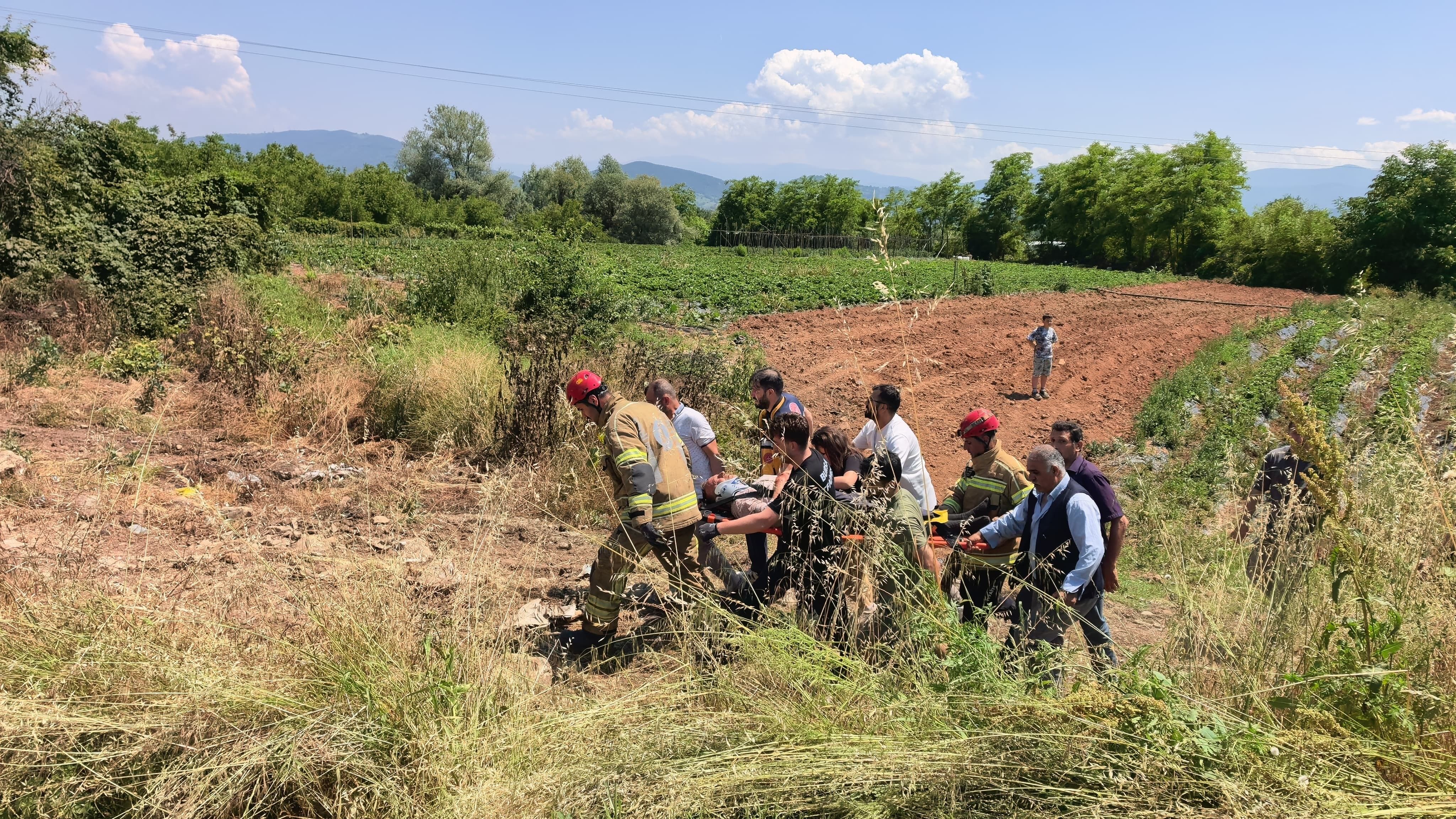 Traktör Devrildi, Sürücü Altında Sıkıştı Mahalle Muhtarı Sürücüyü Kurtardı (2)