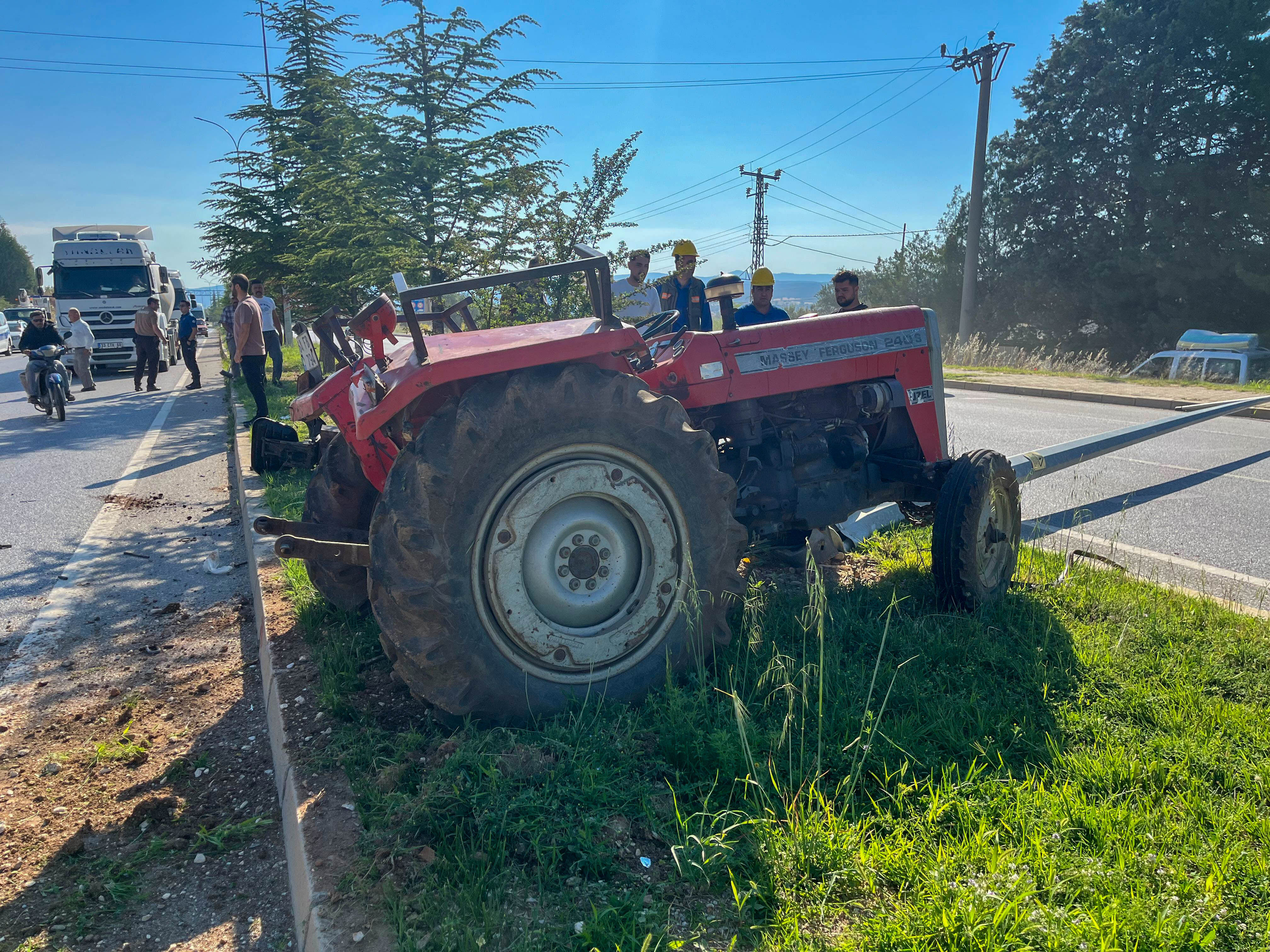 Traktöre Çarpan Otomobil Ortalığı Karıştırdı Biri Çocuk 4 Kişi Yaralandı (2)