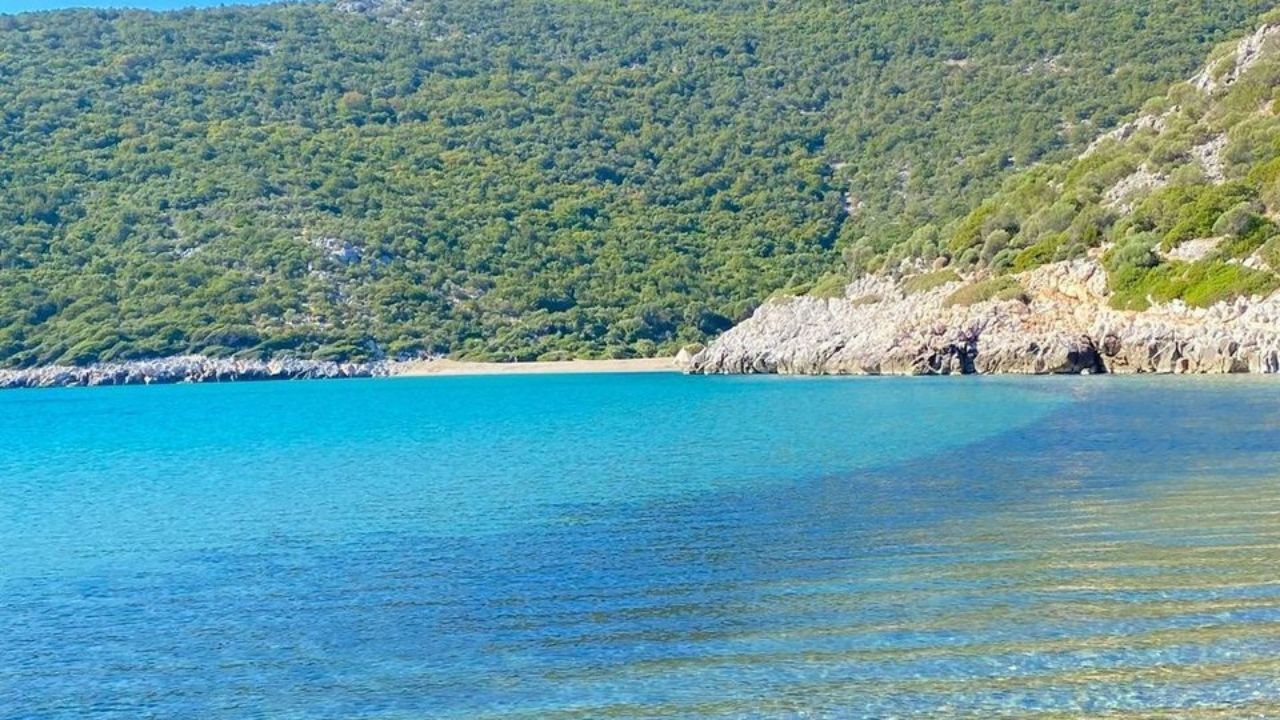 Kalabalığın ulaşamadığı İzmir koyu! Suyun altında doğal kaynak kaynıyor, tekneler buraya demir atıyor