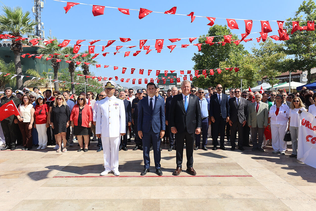 Urla’da Binlerce Kişi Atatürk Için Sokaklara Çıktı