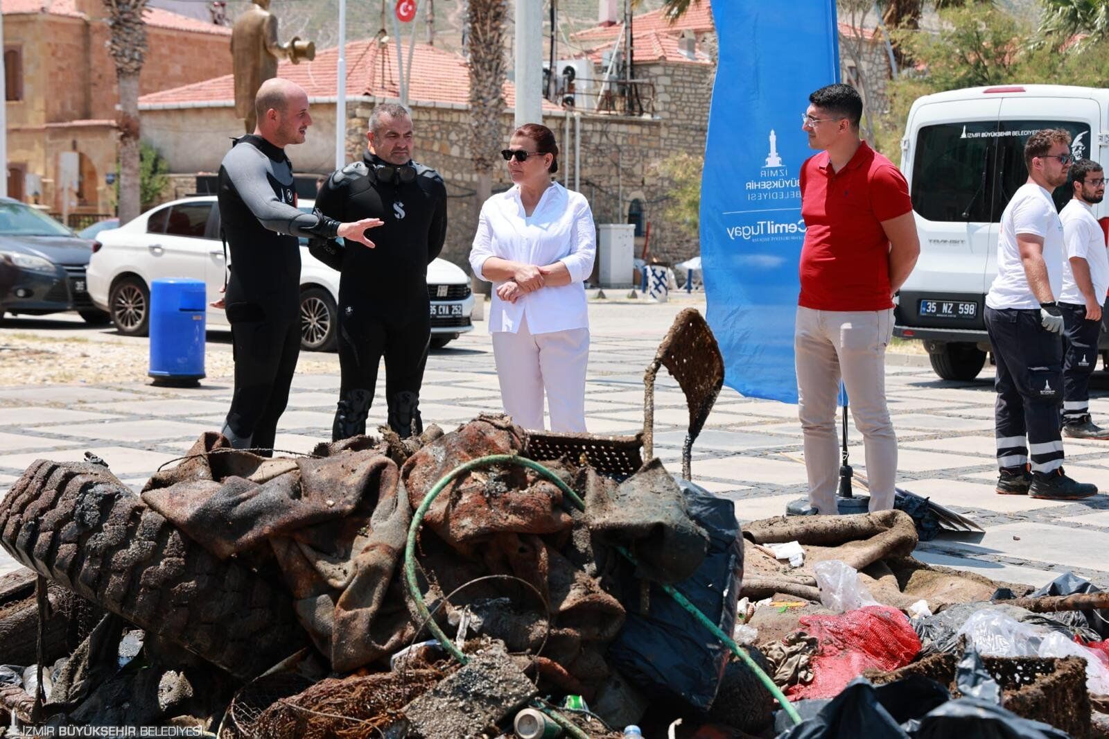 Yeni Foça’da Denizden Çıkanlar Şaşırttı! Atıklar Meydanda Sergilenecek (2)