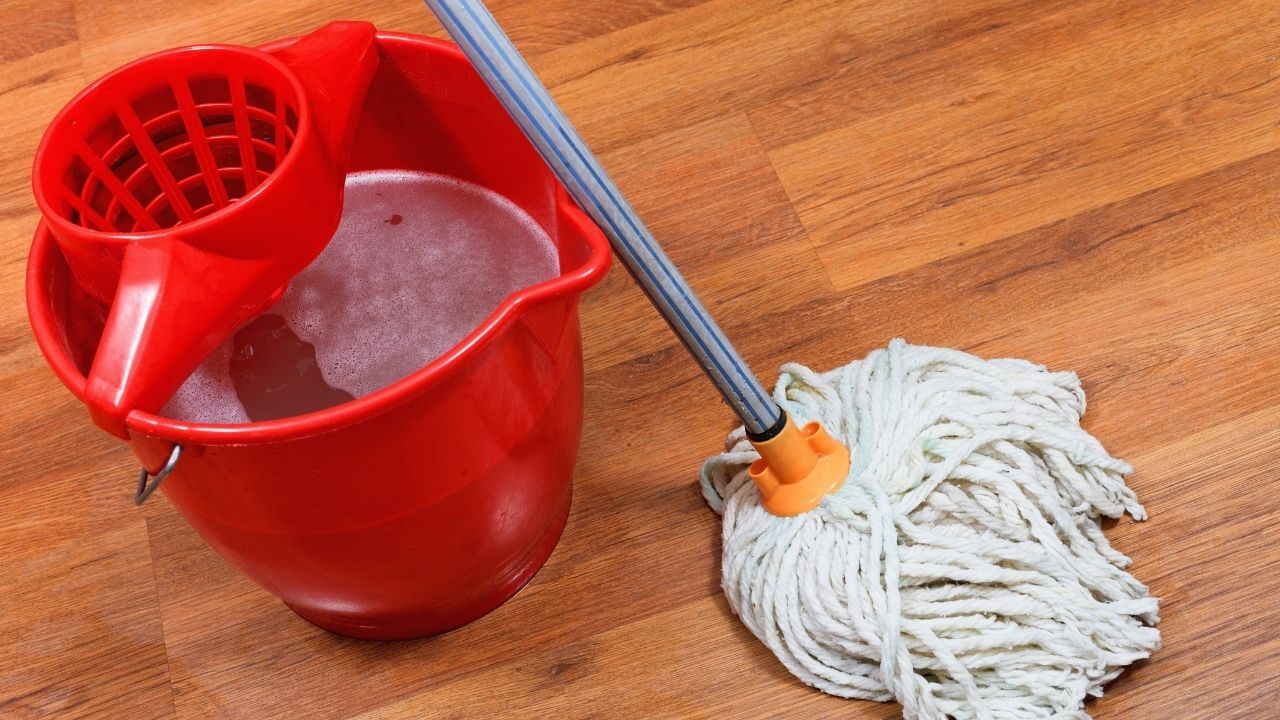 Yerleri Silmeden Önce Bir Kez Daha Düşünün! Birçok Kişi Bu Hatayı Yapıyor Moplar Hijyen Yerine Kir Yayabiliyor (1)