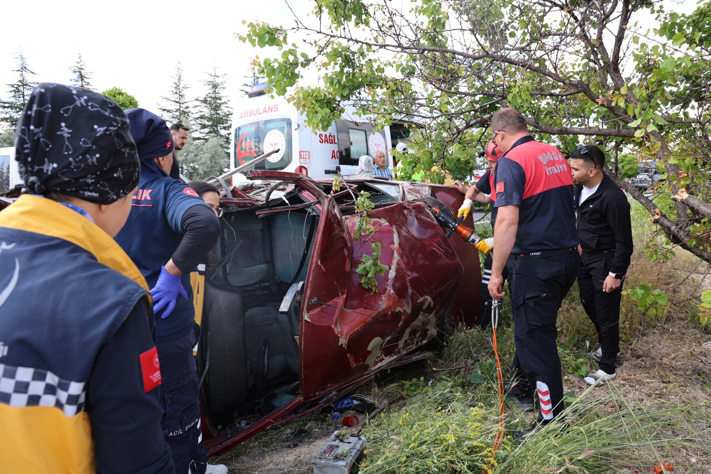 Yks Yolunda Feci Kaza Araç Takla Attı, 3 Kişi Yaralandı (1)