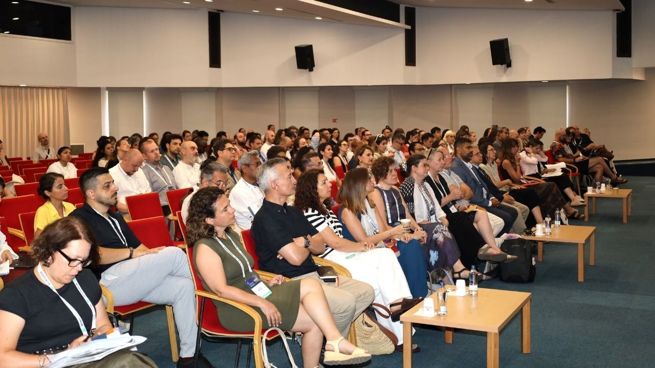 450 Akademisyen İzmir'de Buluştu! Küresel Sorunlar Masaya Yatırıldı0
