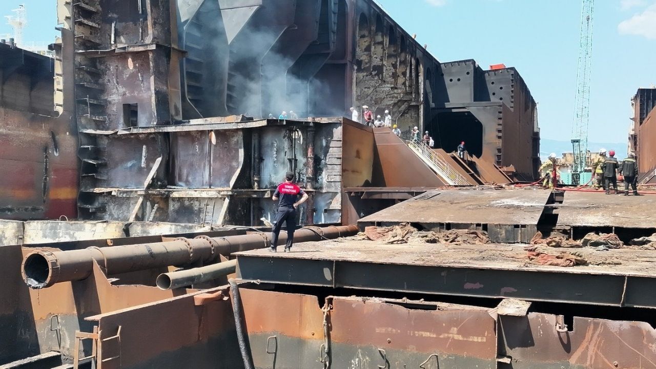 Aliağa’da Gemi Söküm Tesis'inde Korkutan Yangın! İzmir İtfaiyesi Zamanla Yarıştı (1)