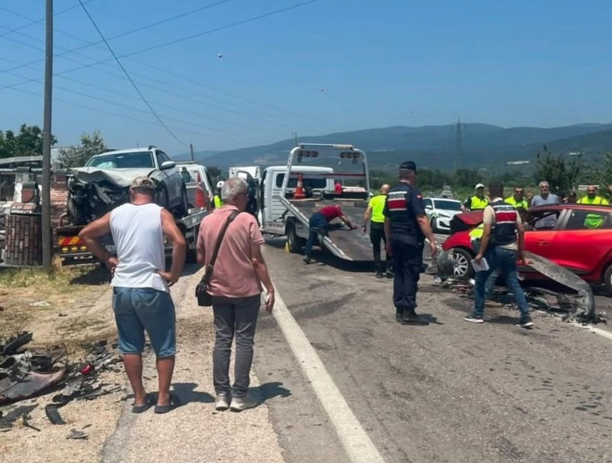 Balıkesir’de 3 Araç Birbirine Girdi 1 Kişi Öldü, 2 Kişi Yaralandı (2)