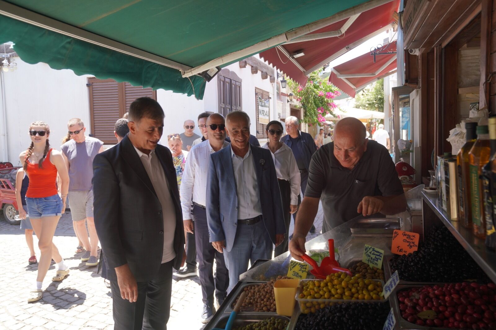 Başkan Tugay Seferihisar'da Sahaya Indi Omuz Omuza Çalışmaya Devam Edeceğiz (1)