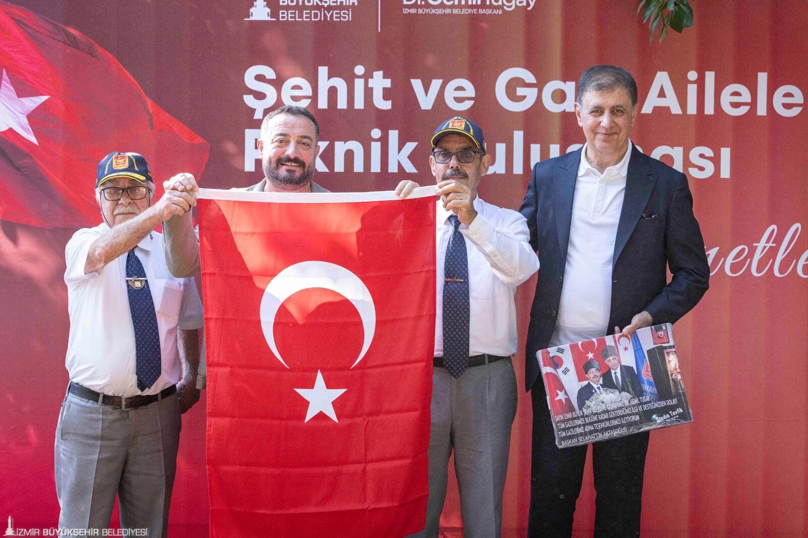 Başkan Tugay'dan Ödemişte Anlamlı Buluşma Biz Ne Yaparsak Yapalım Hakkınız Ödenmez (1)