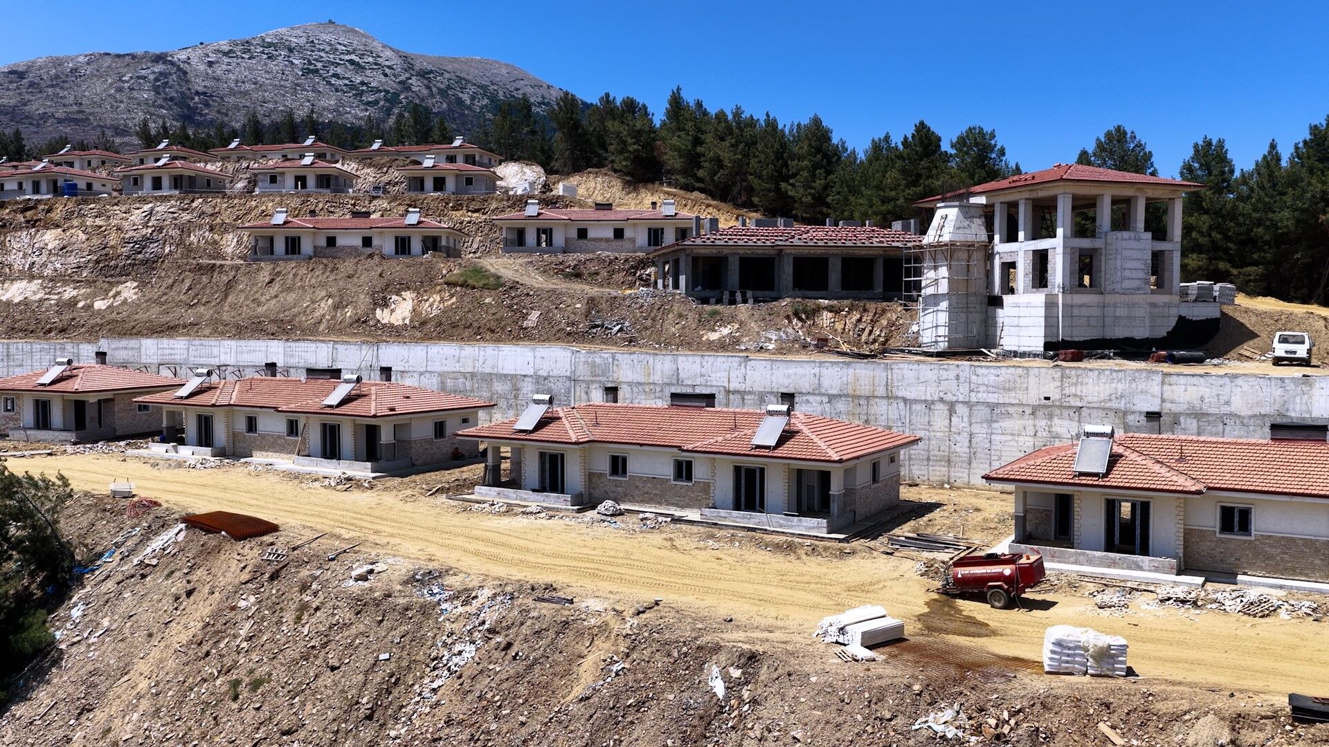 Bir Yıl Önce Evler Yangında Kül Olmuştu! Ödemiş'teki Afet Konutlarında Son Durum Belli Oldu (1)