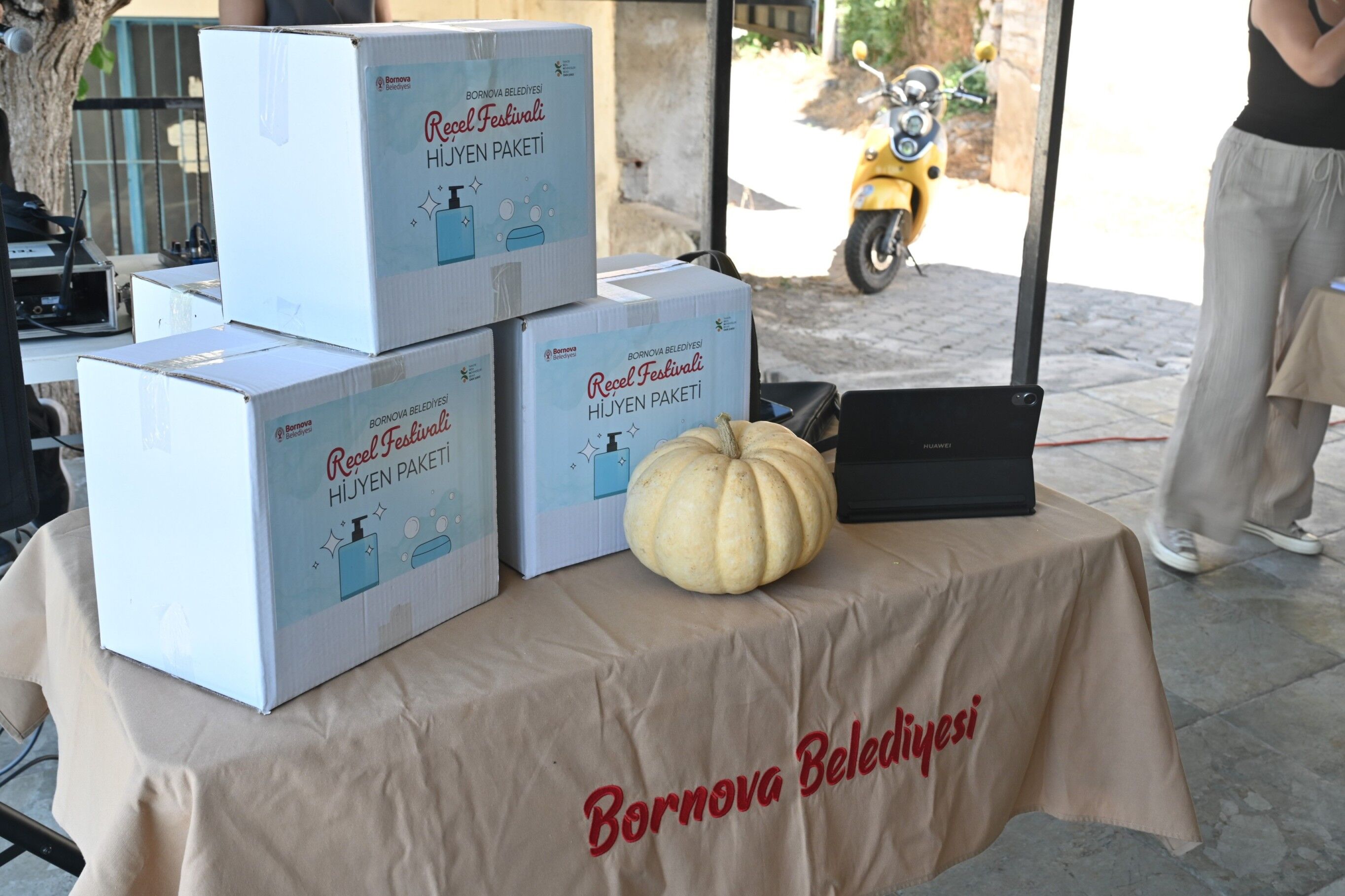 Bornova'da Festival Öncesi Eğitim Üreticilere Hijyen Paketi Dağıtıldı (2)