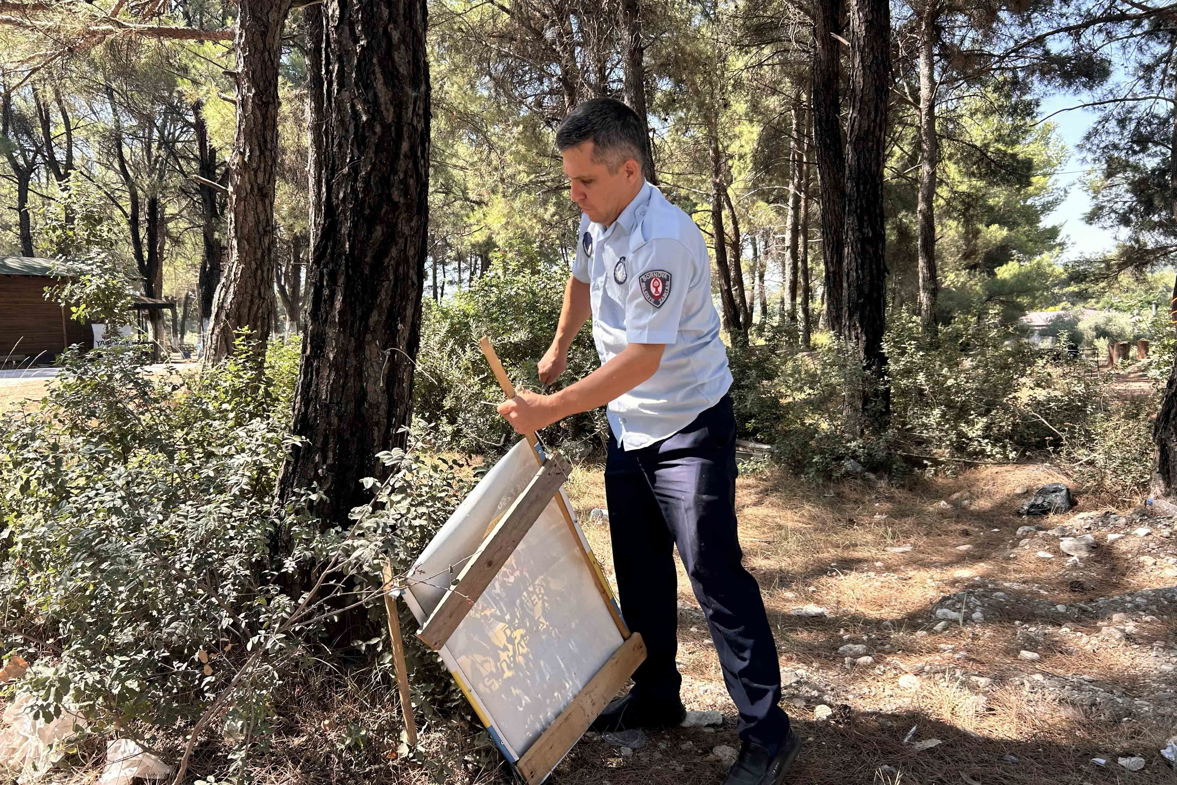 Bornova’da Usulsüz Tabelalara Zabıtadan Müdahale! Tek Tek Sökülüyor (2)