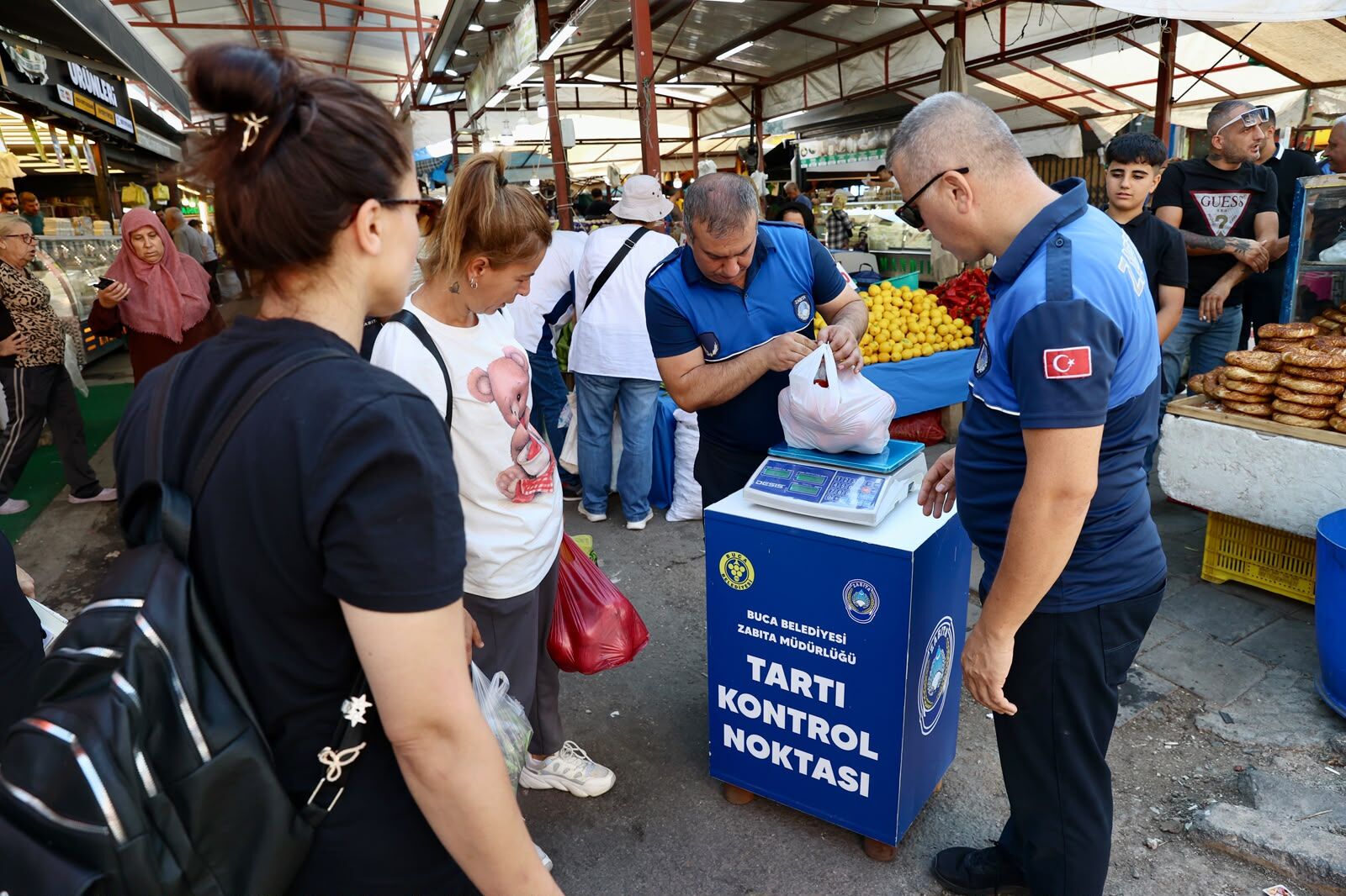 Buca Pazarlarında Yeni Dönem Başladı! Tartı Kontrol Noktaları Ilgi Görüyor (1)