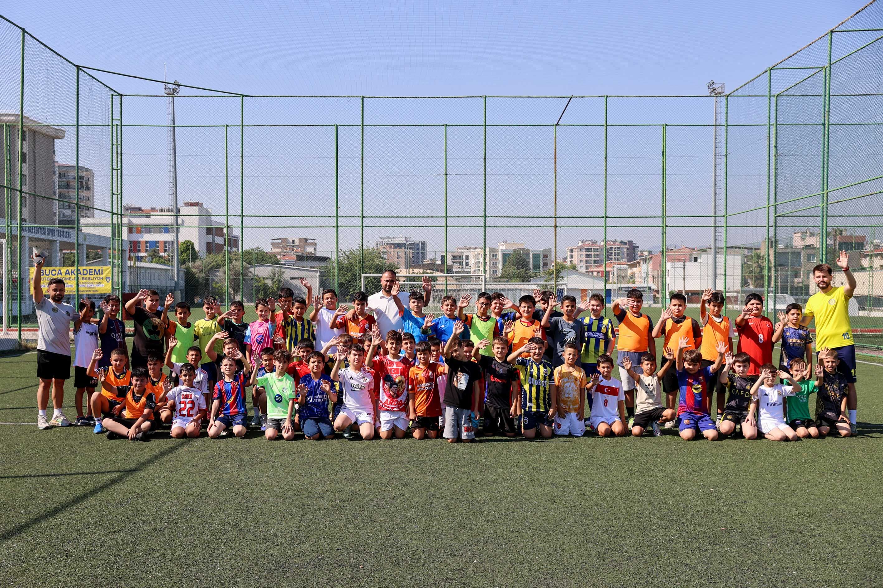 Buca'da Ücretsiz Futbol Kursları Başladı! Minikler Tatili Sahada Geçiriyor (2)
