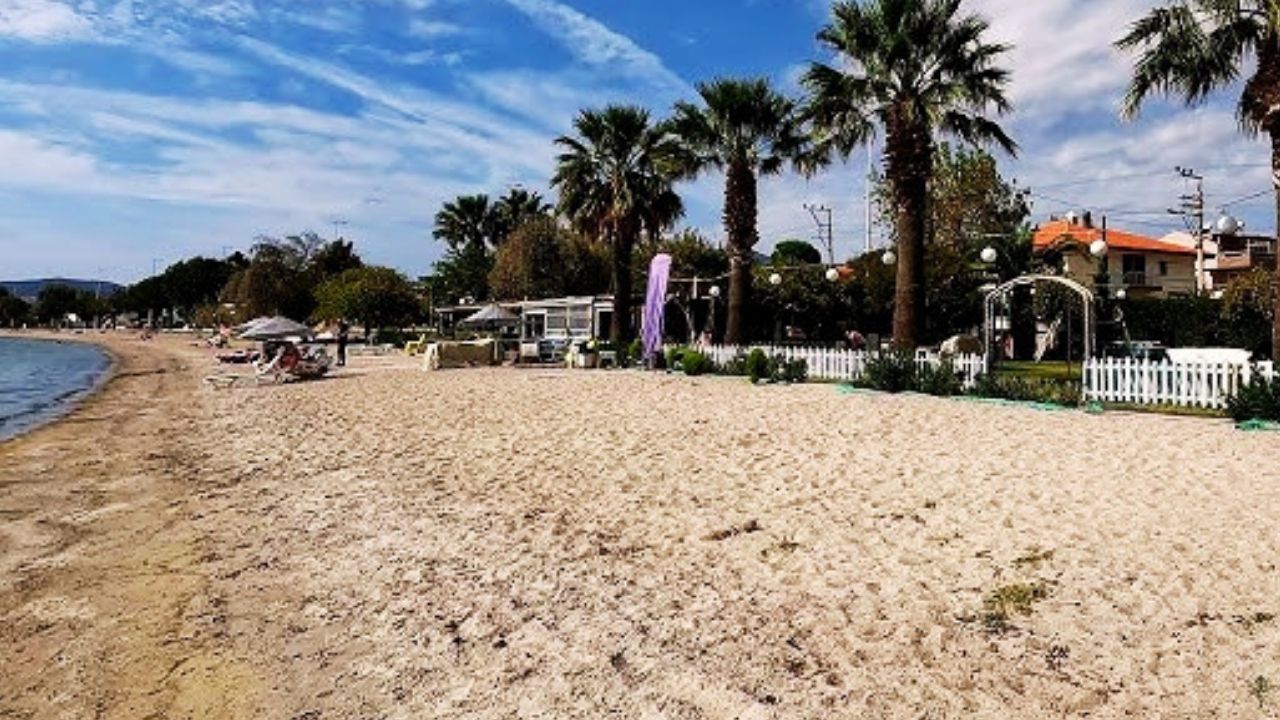 Cam Gibi Denizi Ve Geniş Kumsalıyla Büyülüyor! İzmir'in Gürültüden Uzak Kalan Sahili İlk Yankı Plajı (1)
