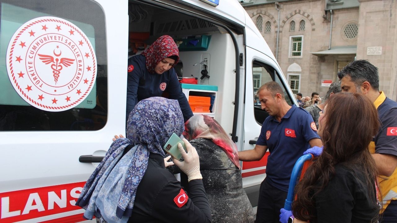 Çarşı Girişinde Korkutan Anlar! Beton Mikserinin Pompası Patladı 5 Kişi Yaralandı (1)