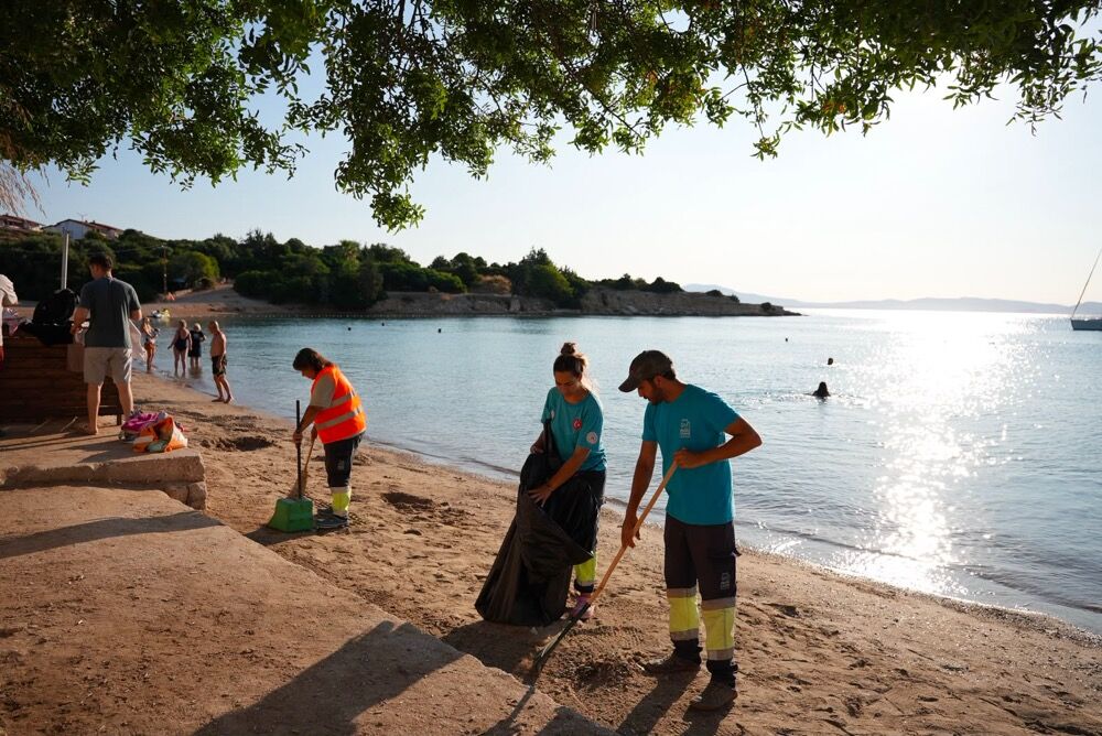 Çeşme'de Yaz Mesaisi Başladı! Günlük 300 Tondan Fazla Çöp Toplanıyor (2)