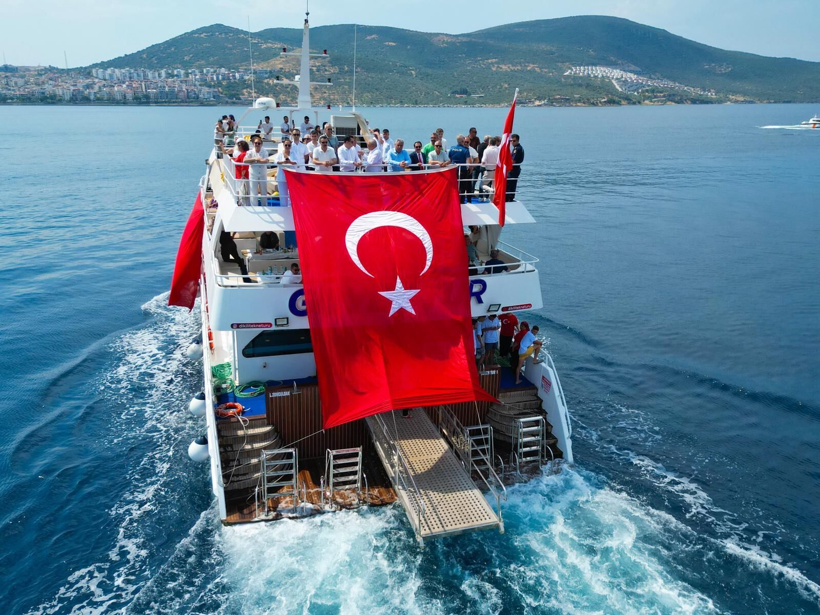 Dikili'de Gün Boyu Kutlama Yapıldı Binlerce Kişi 100. Yıl Etkinliklerinde Bir Araya Geldi (1)