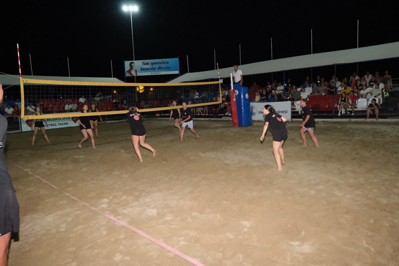 Dikili’de Plaj Voleybolu Heyecanı Sona Erdi Şampiyon Takım Belli Oldu (1)