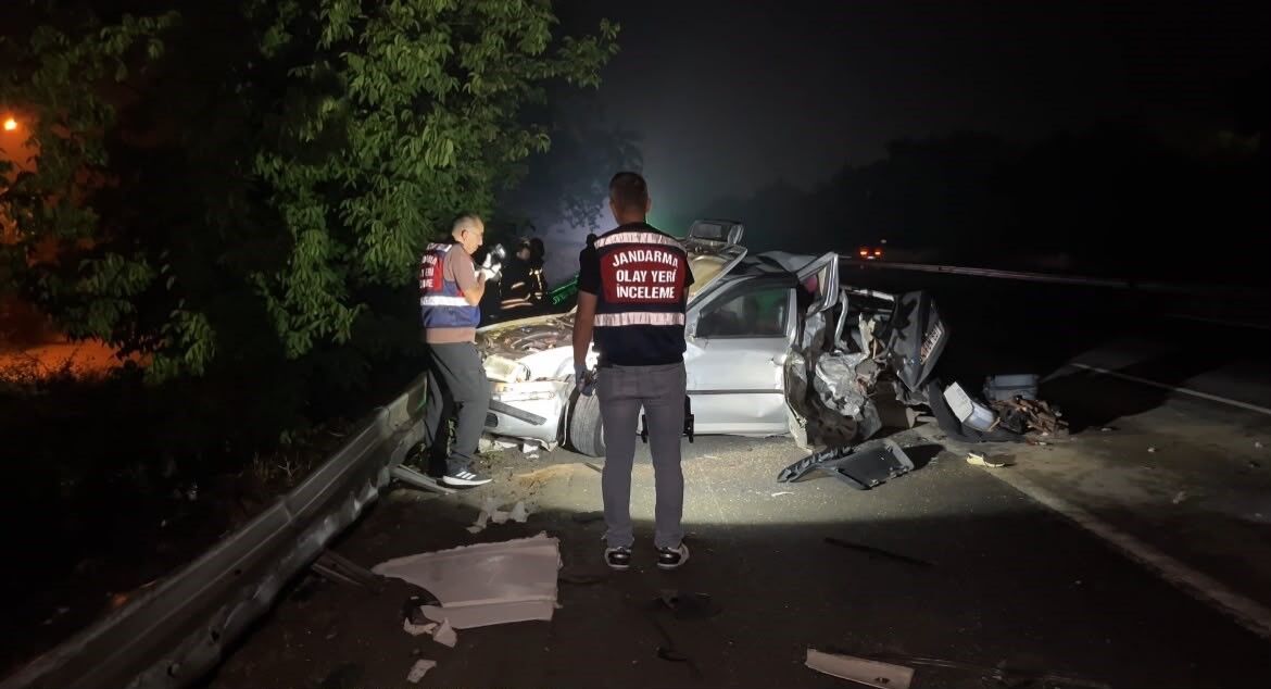Emniyet Şeridindeki Otomobile Tır Çarptı 7 Yaşındaki Çocuk Hayatını Kaybetti (2)