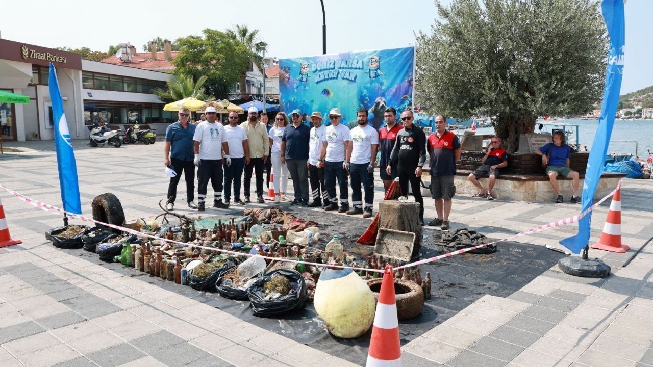 Foça'da Denizden Çıkanlar Yok Artık Dedirtti! Atıklar Meydanda Sergileniyor (1)