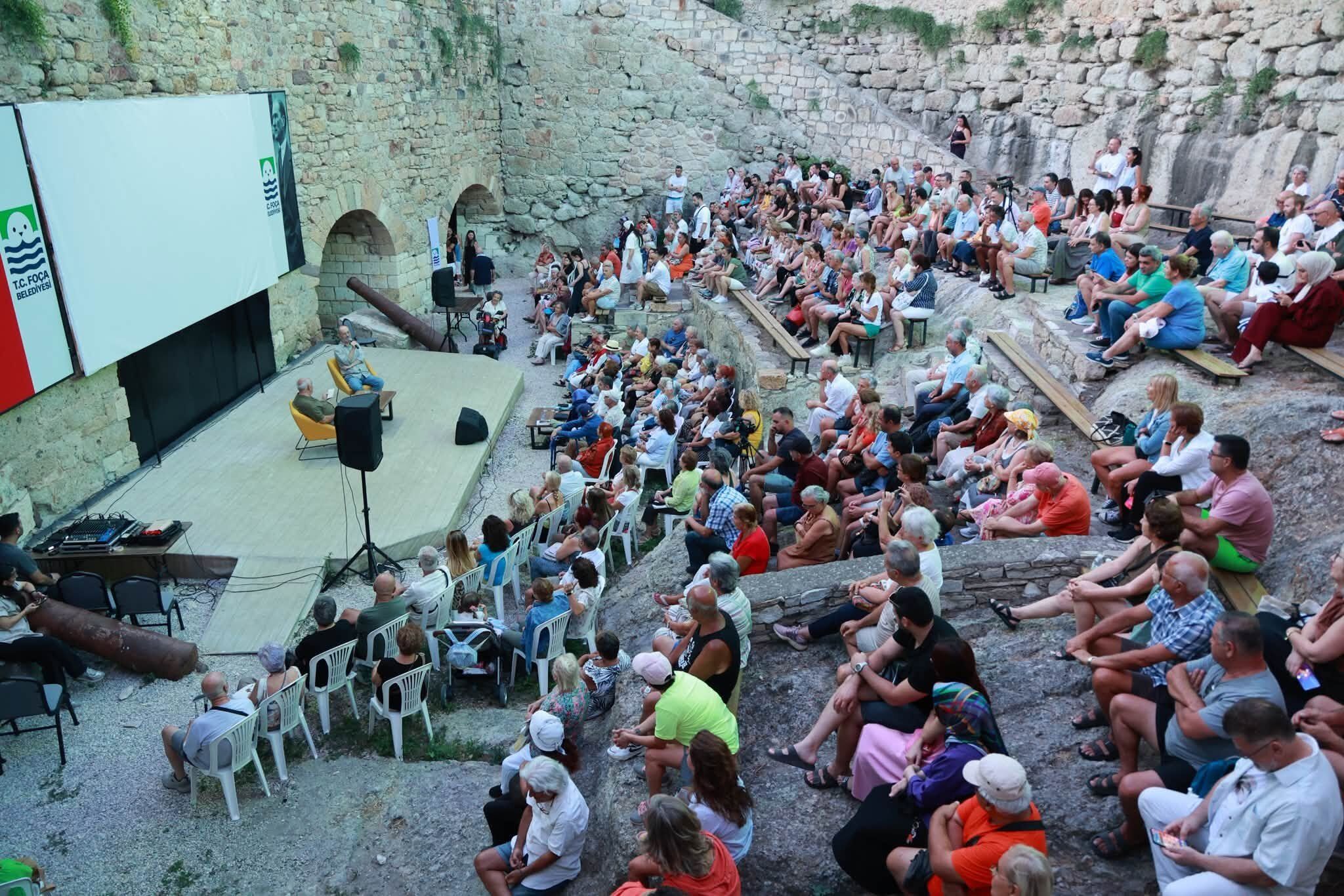 Foça’da Edebiyat Rüzgarı Esti! Ünlü Sanatçı Hüsnü Arkan Yazarlık Serüvenini Anlattı (2)