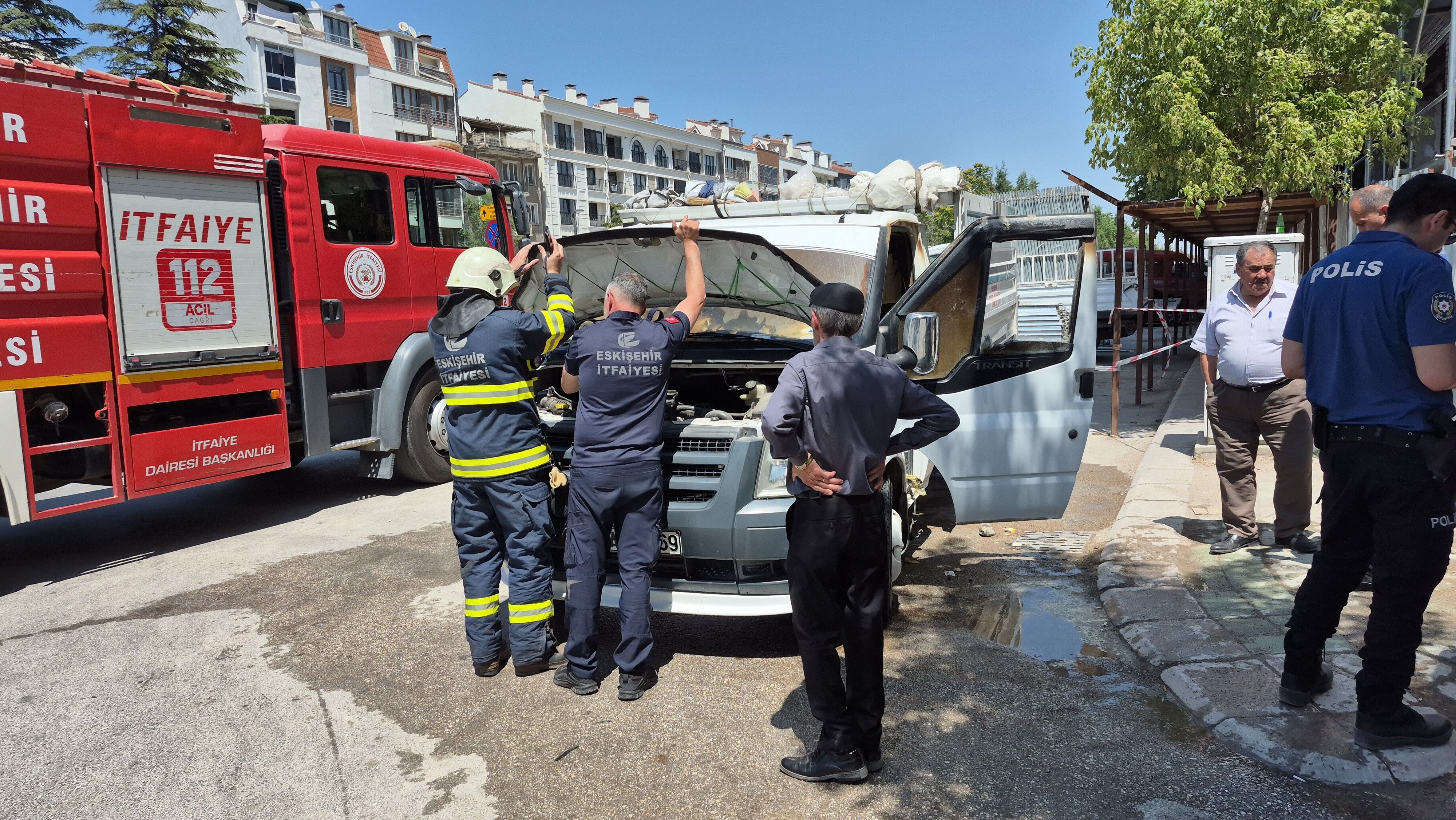Güneş Altında Kalan Cihaz Patladı, Kamyonette Yangın Çıktı (1)