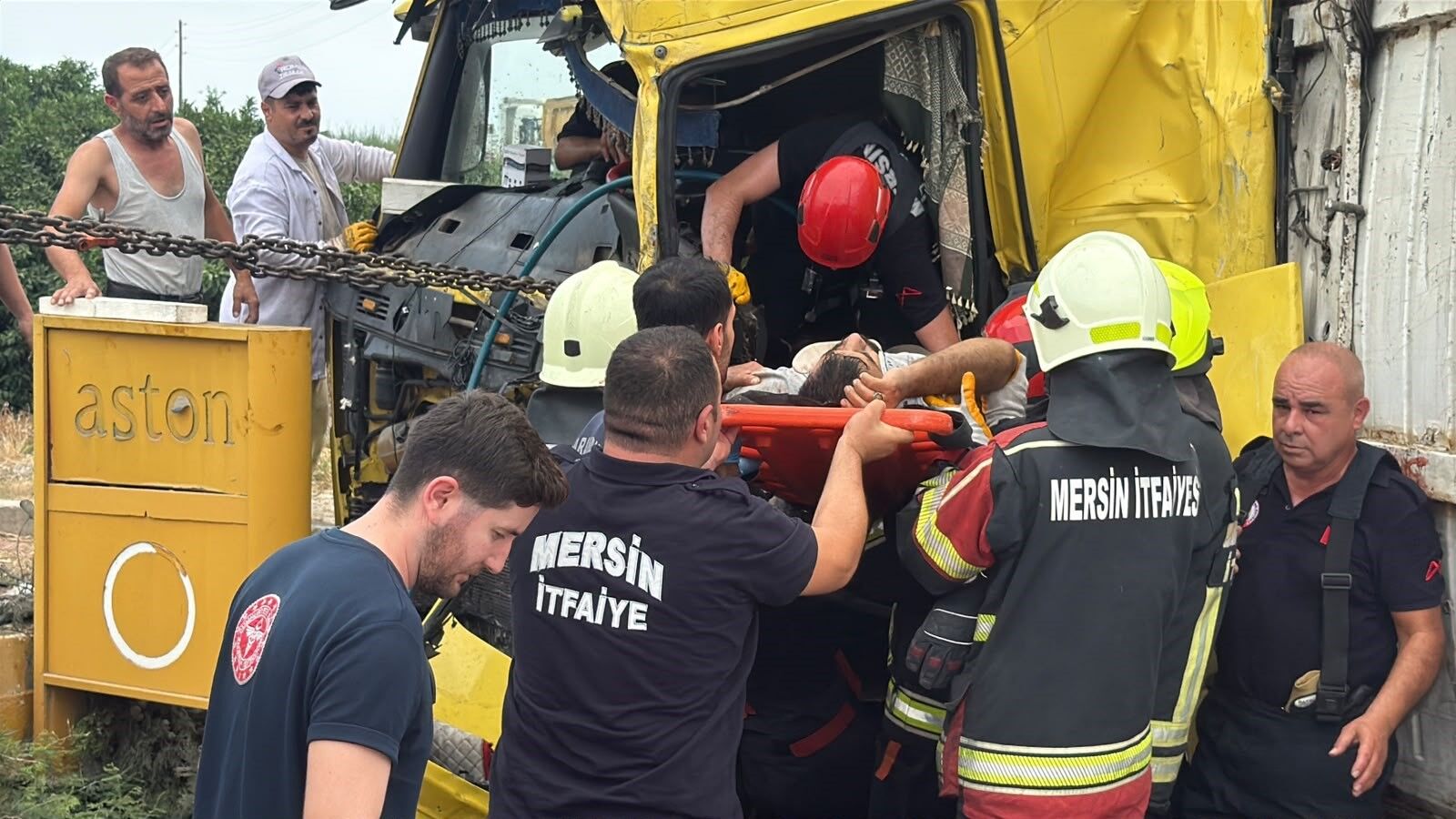 İki Tır Kafa Kafaya Çarpıştı! 16 Yaşındaki Çocuk Hayatını Kaybetti (2)