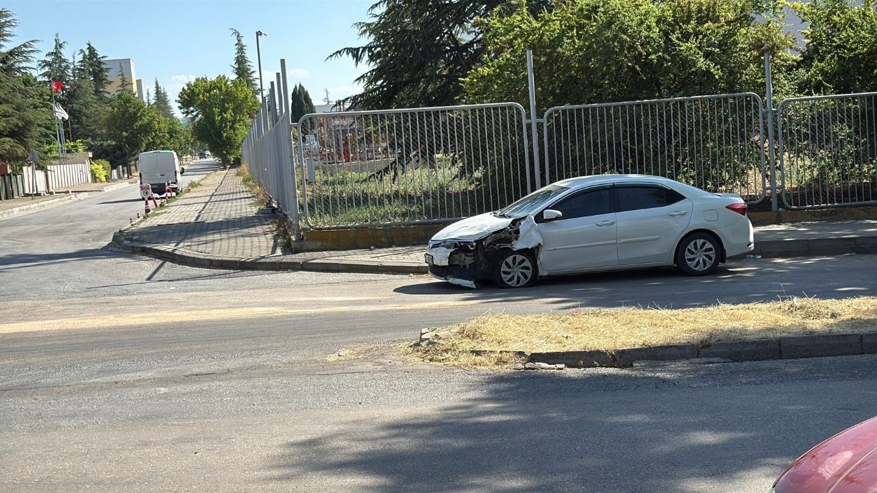 İşçi Servisi Ve Otomobil Kavşakta Çarpıştı Çok Sayıda Yaralı Var (2)