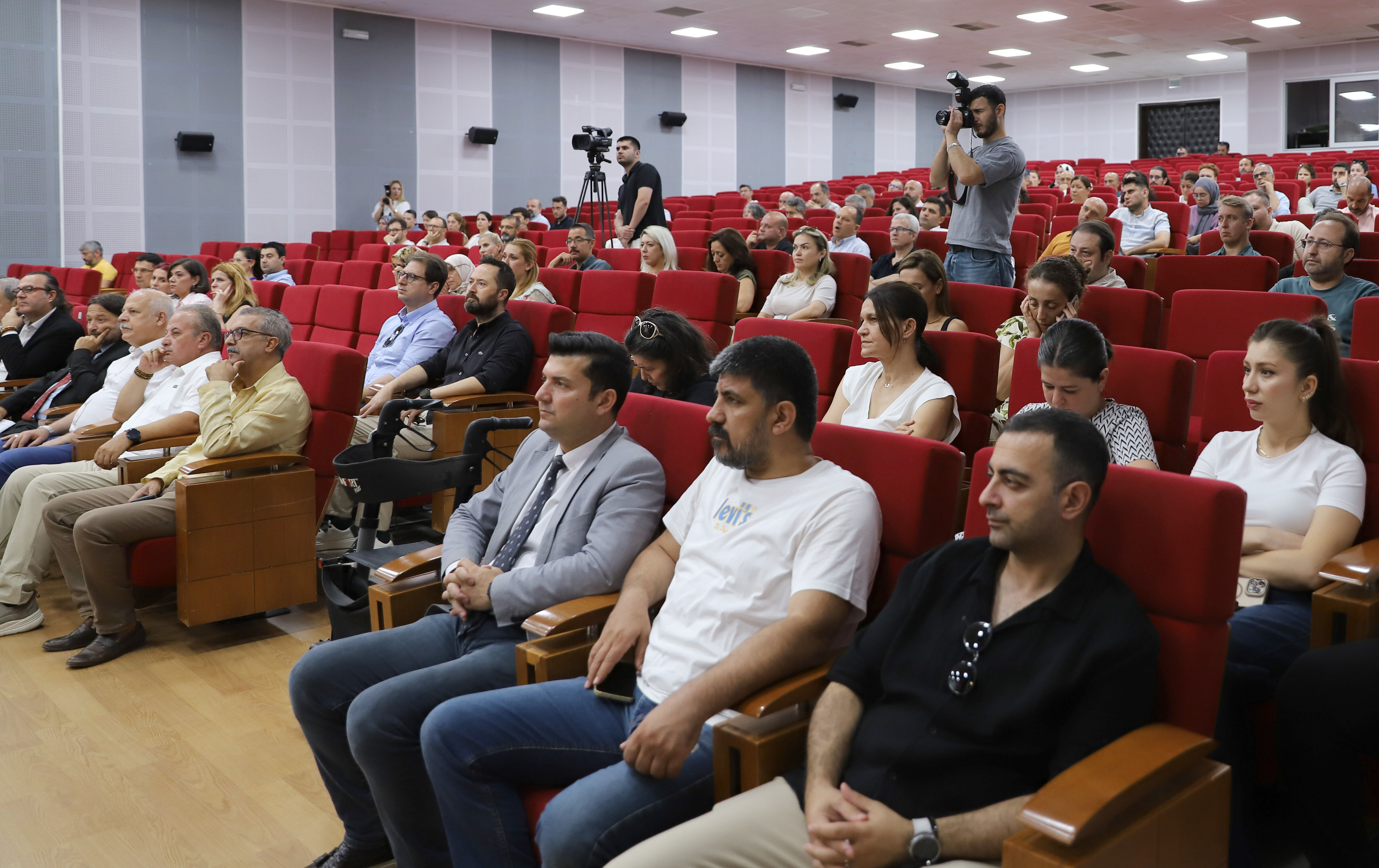 İzmir'de 15 Temmuz Paneli! Medyanın O Geceki Rolü Masaya Yatırıldı (1)