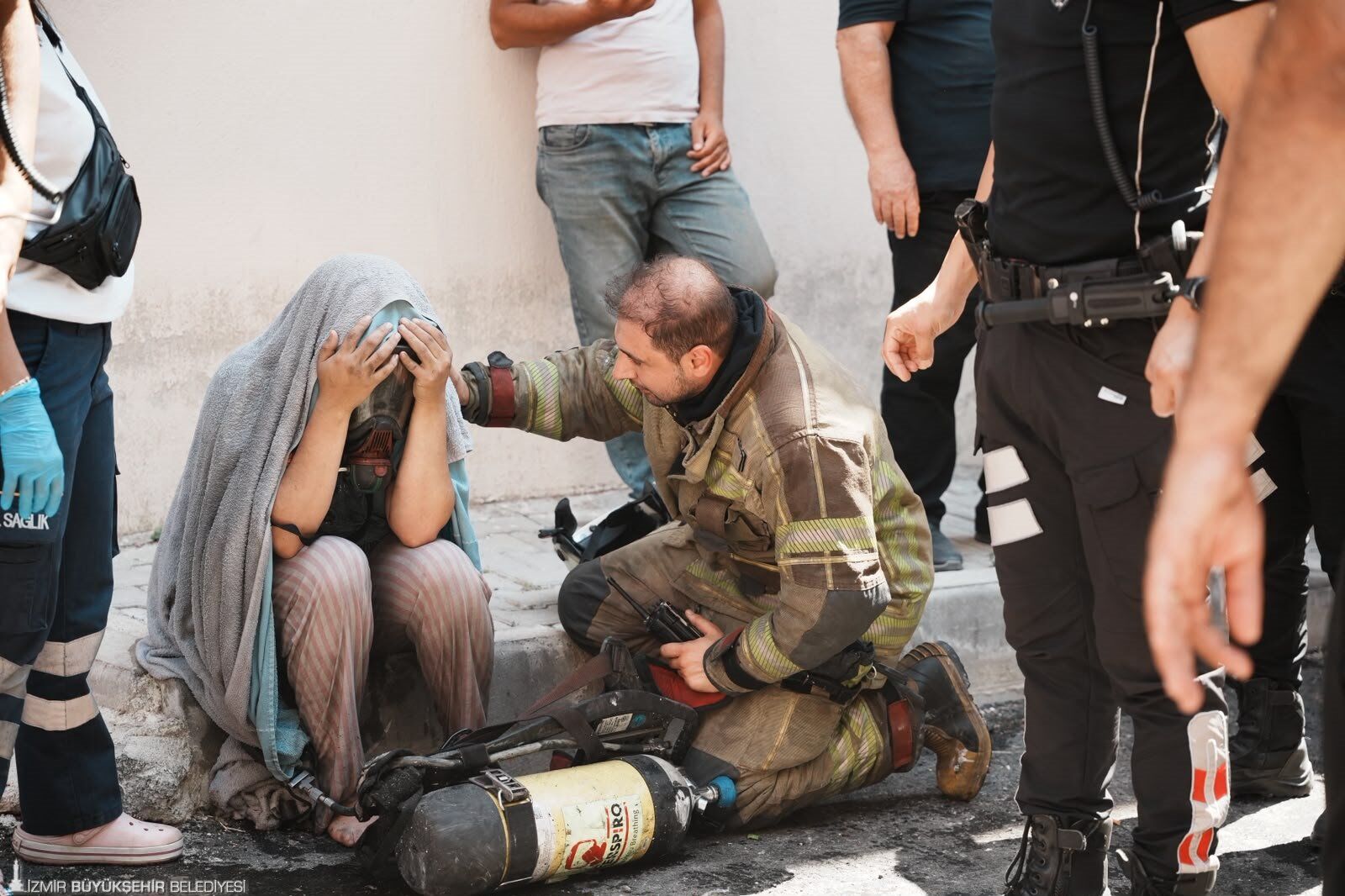 İzmir’de 3 Katlı Binada Yangın Paniği! Mahsur Kalan 10 Kişi Kurtarıldı (2)