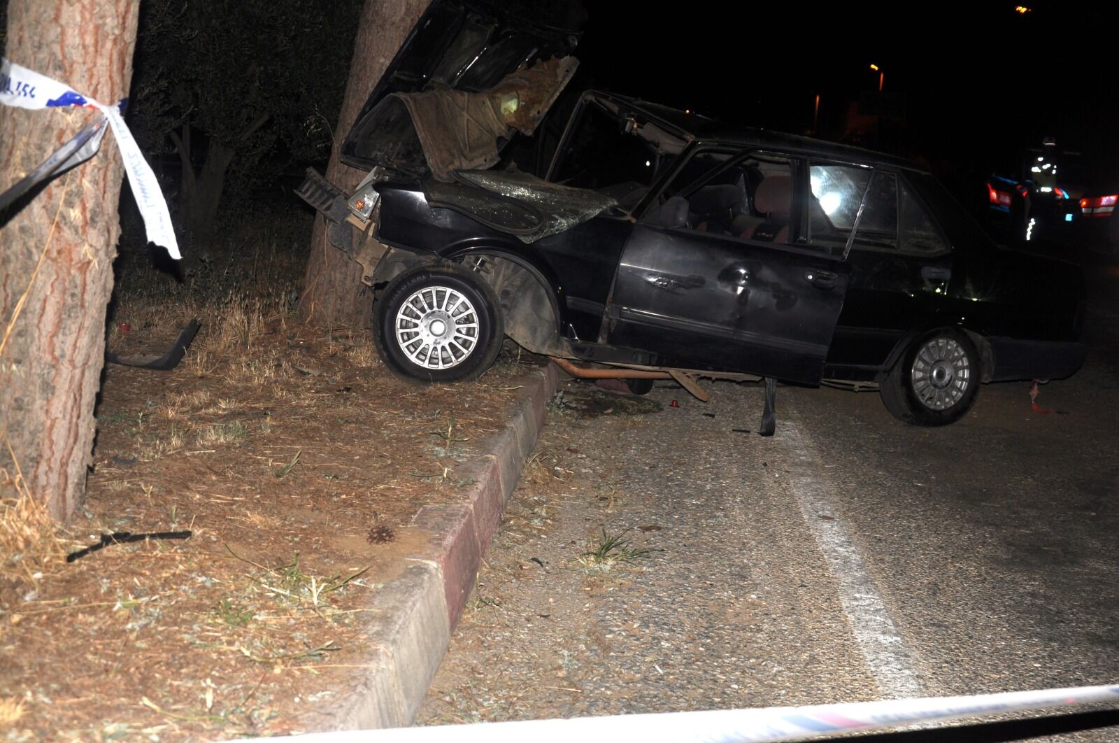 İzmir'de Ağaca Çarpan Otomobilde Yaralanmıştı! 25 Yaşındaki Gençten Acı Haber Geldi (1)