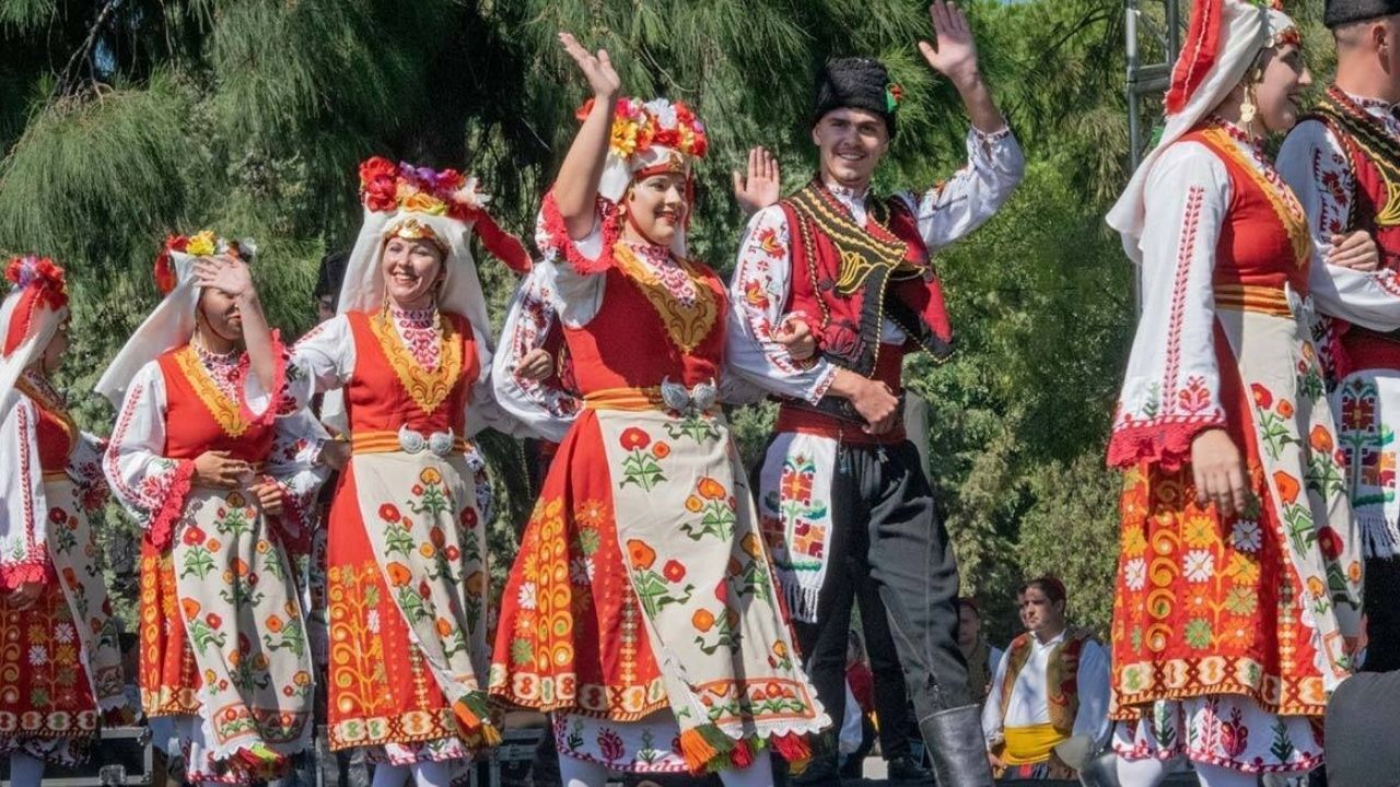 İzmir'de Buz Pisti Dans Alanına Dönüştü! Ücretsiz Balkan Halk Dansları Kursu Başlıyor (1)