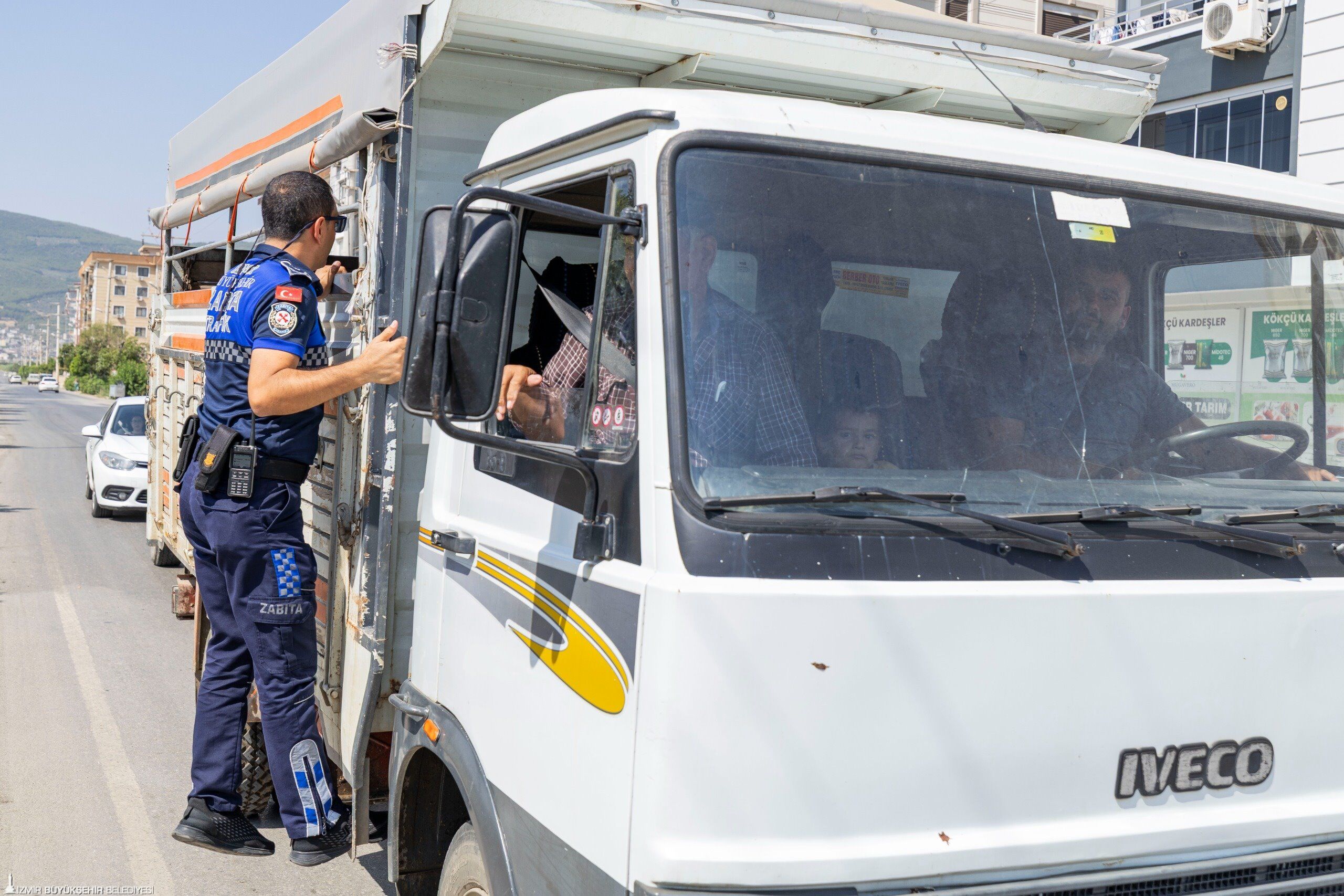 İzmir'de Dentimler Sıkılaştı Korsan Servis Kullananlar Dikkat! Çok Sayıda Araca Işlem Yapıldı (1)
